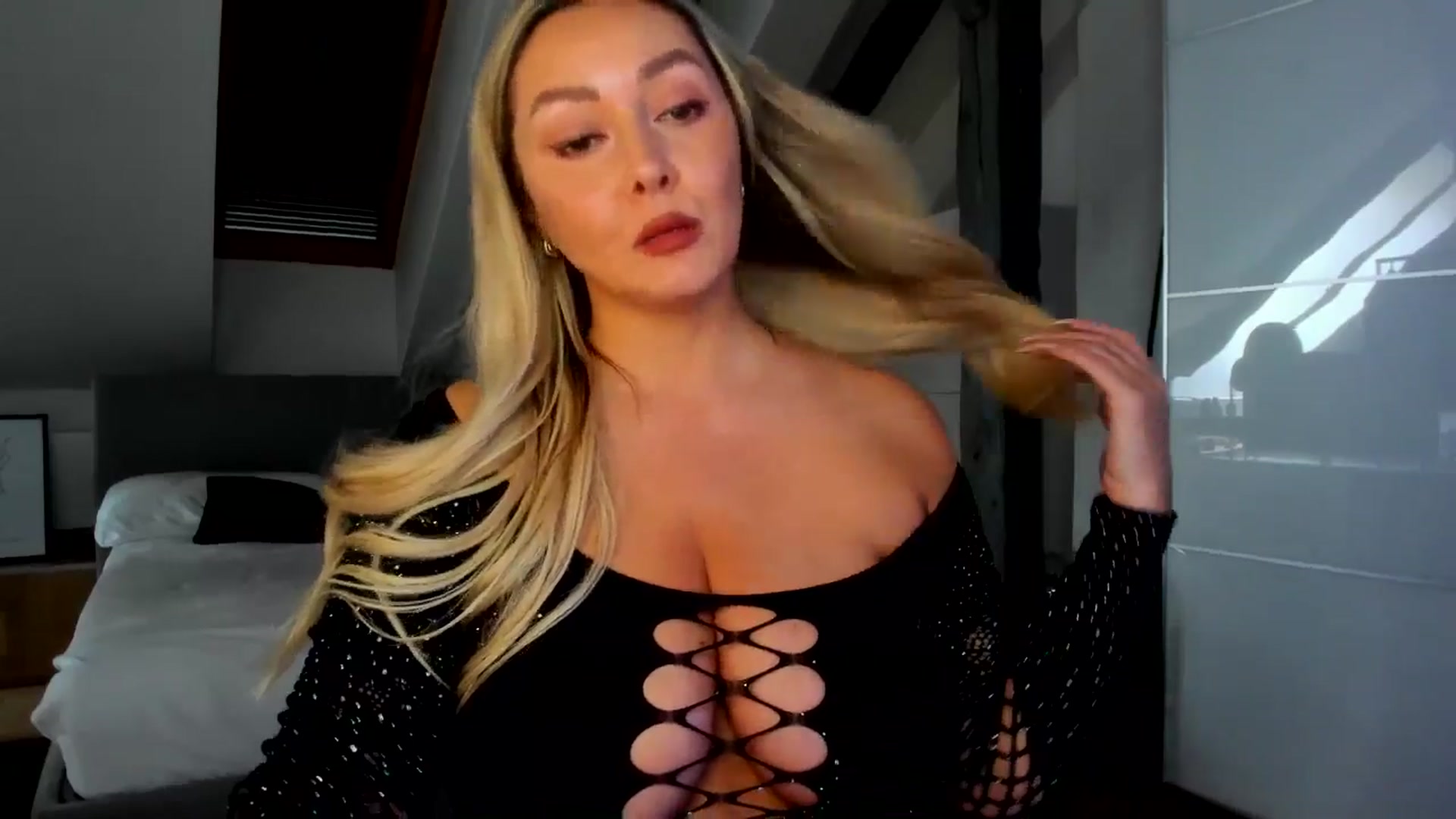Gallery image thumbnail from Mi_Ha's myfreecams stream on, 04/16/2026, 13:16 image 15 of 20
