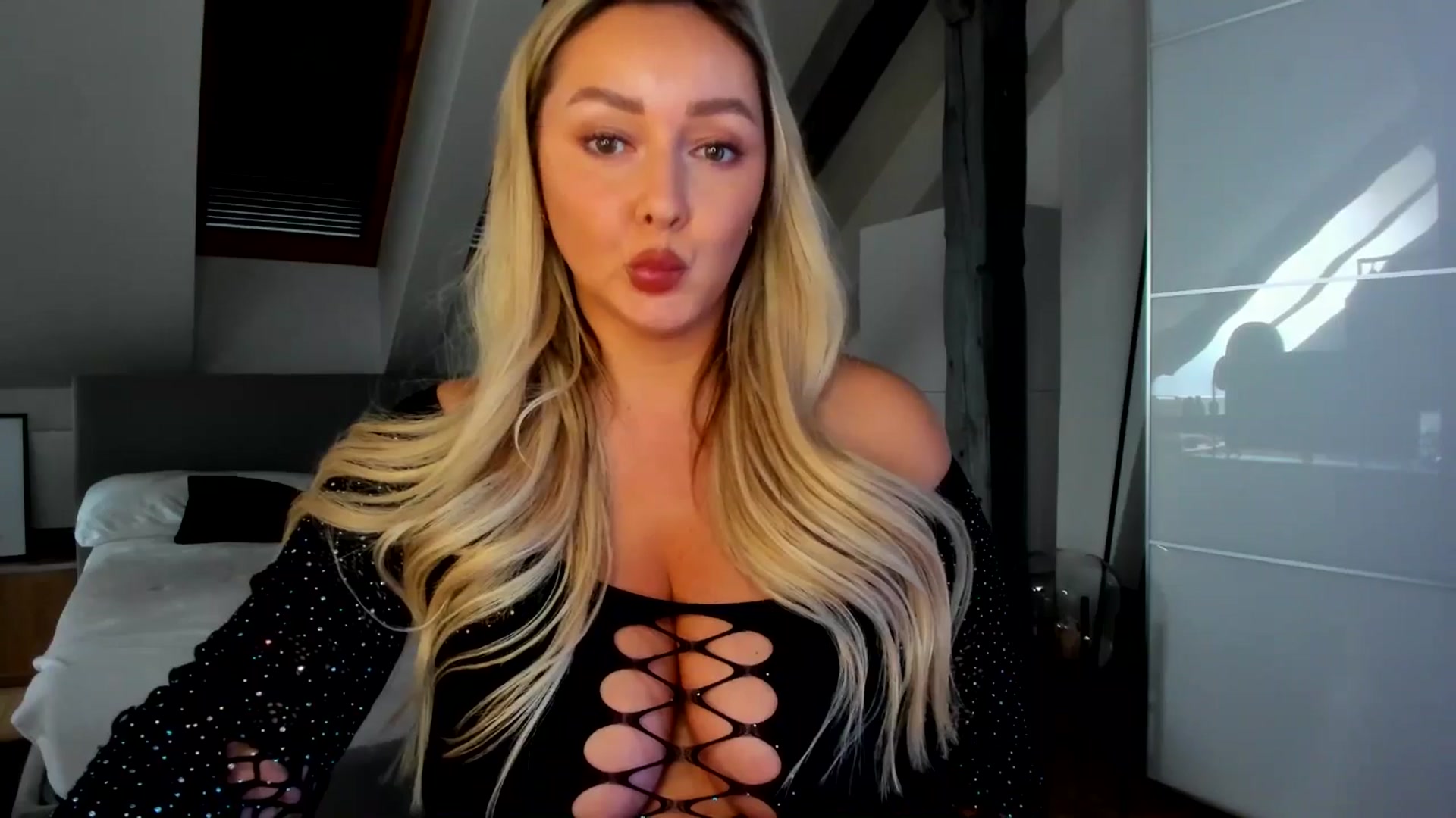 Gallery image thumbnail from Mi_Ha's myfreecams stream on, 04/16/2026, 13:16 image 6 of 20