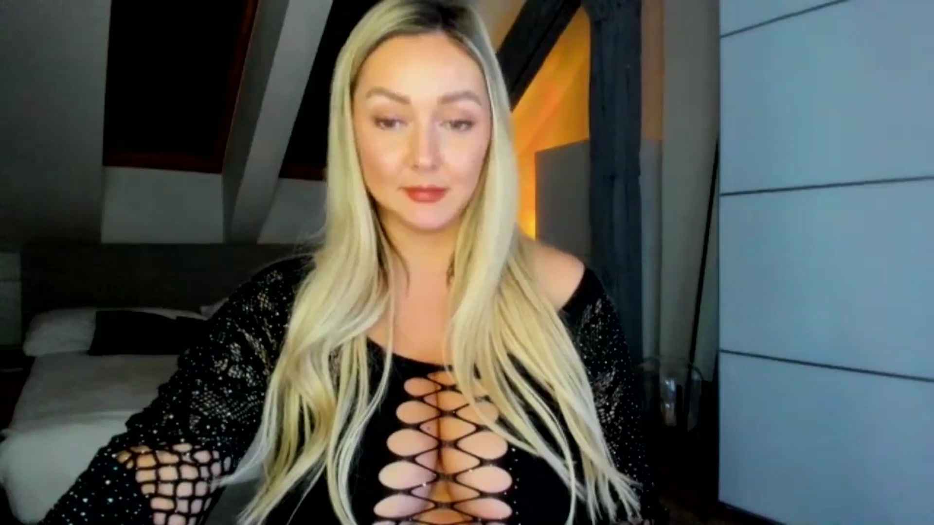 Gallery image thumbnail from Mi_Ha's myfreecams stream on, 04/16/2026, 20:47 image 16 of 20