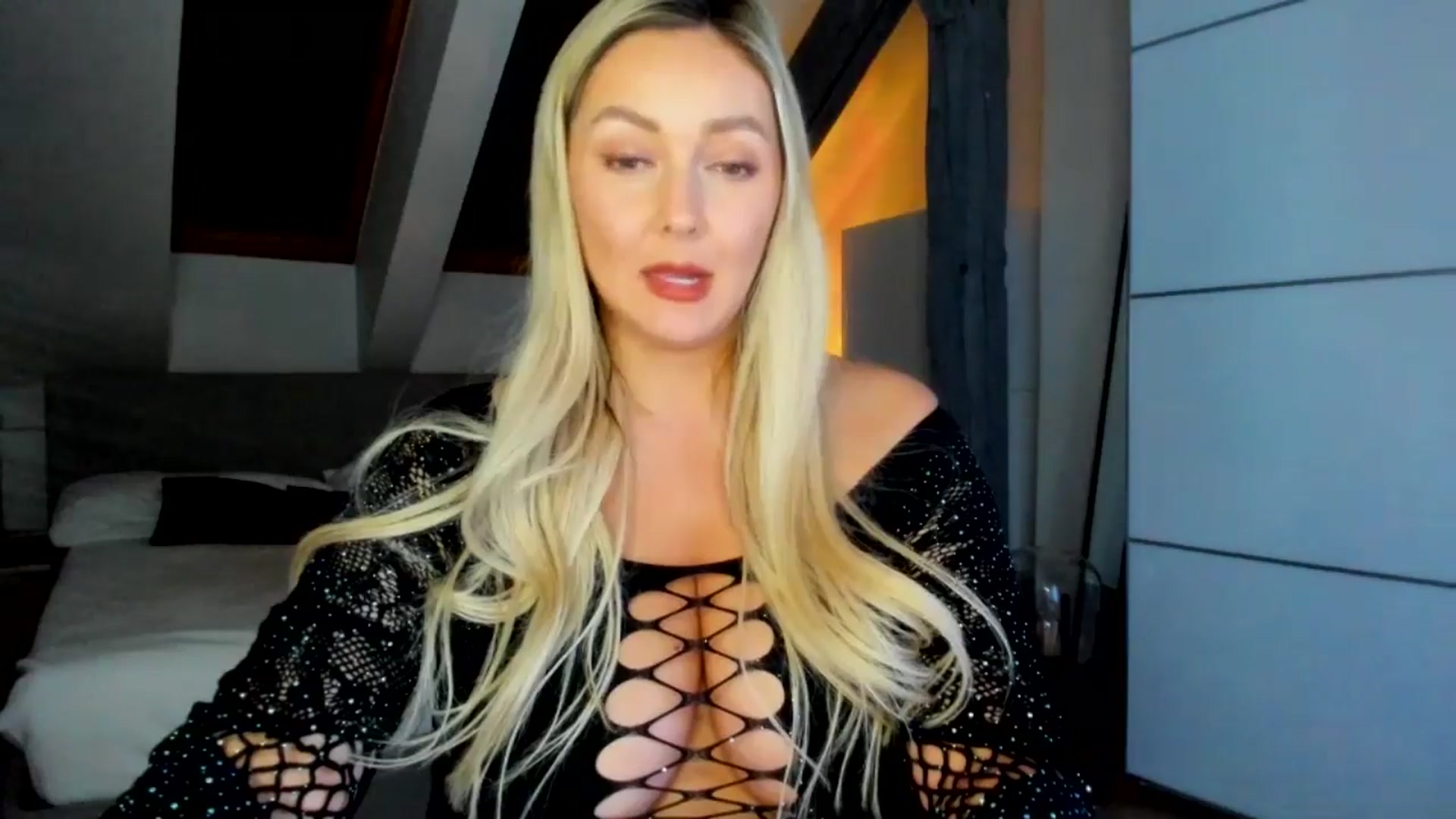 Gallery image thumbnail from Mi_Ha's myfreecams stream on, 04/16/2026, 20:47 image 2 of 20