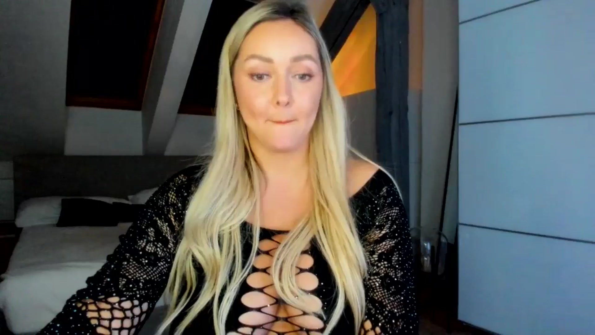 Gallery image thumbnail from Mi_Ha's myfreecams stream on, 04/16/2026, 20:47 image 19 of 20