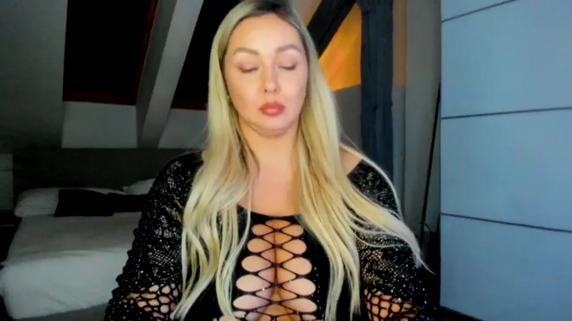 Gallery image thumbnail from Mi_Ha's myfreecams stream on, 04/16/2026, 20:47 image 17 of 20