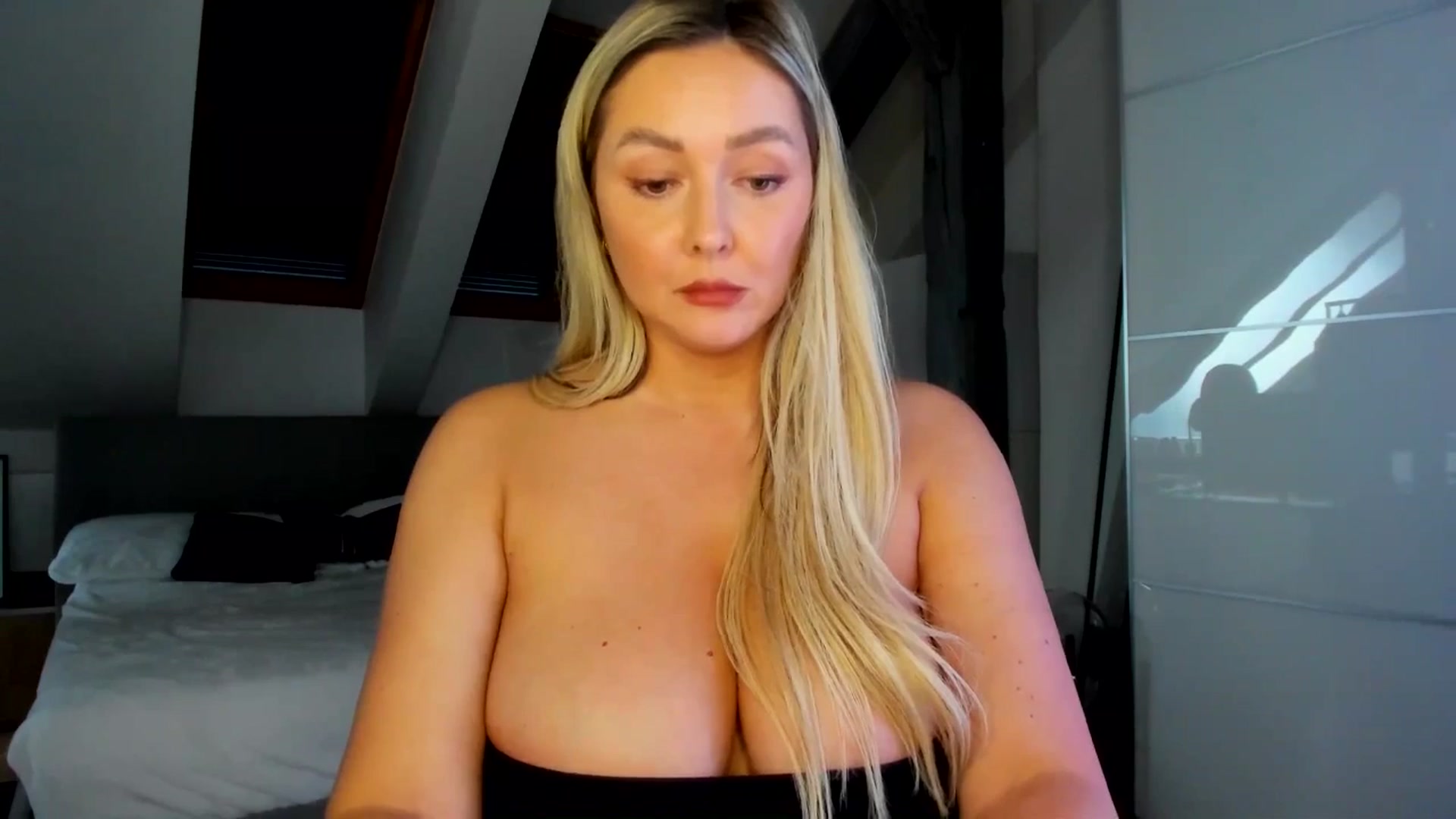 Gallery image thumbnail from Mi_Ha's myfreecams stream on, 04/17/2026, 14:07 image 16 of 20