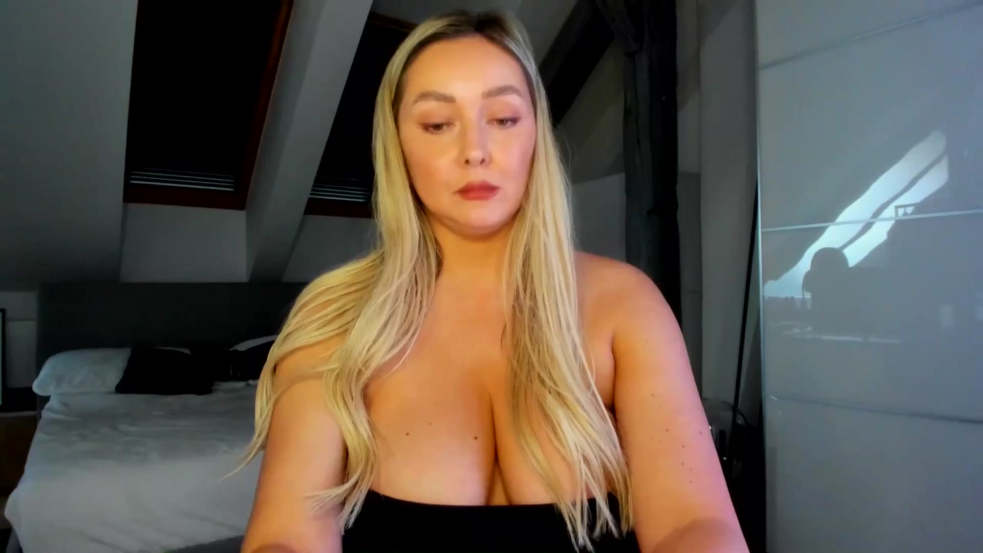 Gallery image thumbnail from Mi_Ha's myfreecams stream on, 04/17/2026, 14:07 image 18 of 20