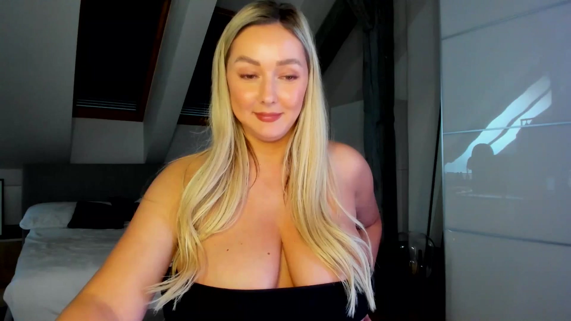 Gallery image thumbnail from Mi_Ha's myfreecams stream on, 04/17/2026, 14:54 image 8 of 20