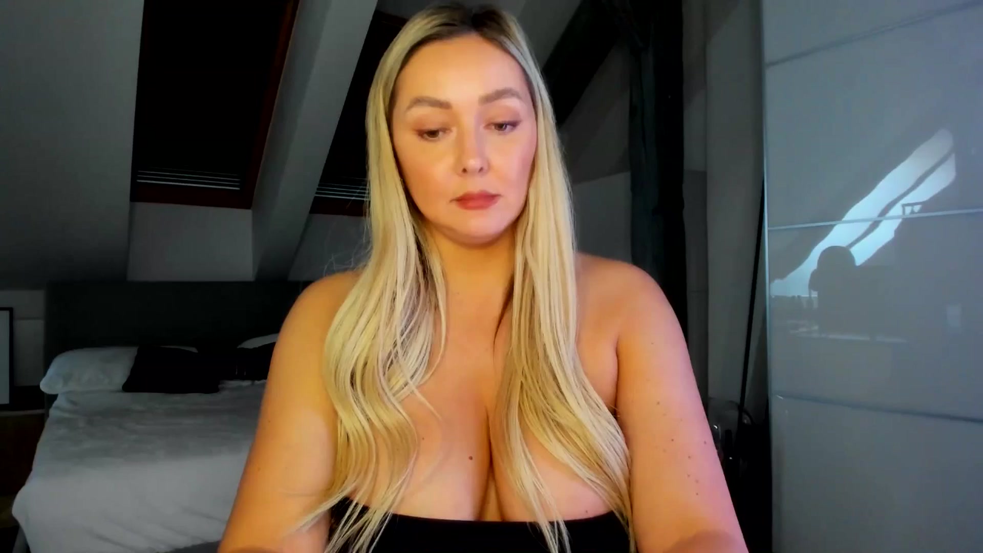 Gallery image thumbnail from Mi_Ha's myfreecams stream on, 04/17/2026, 14:54 image 12 of 20