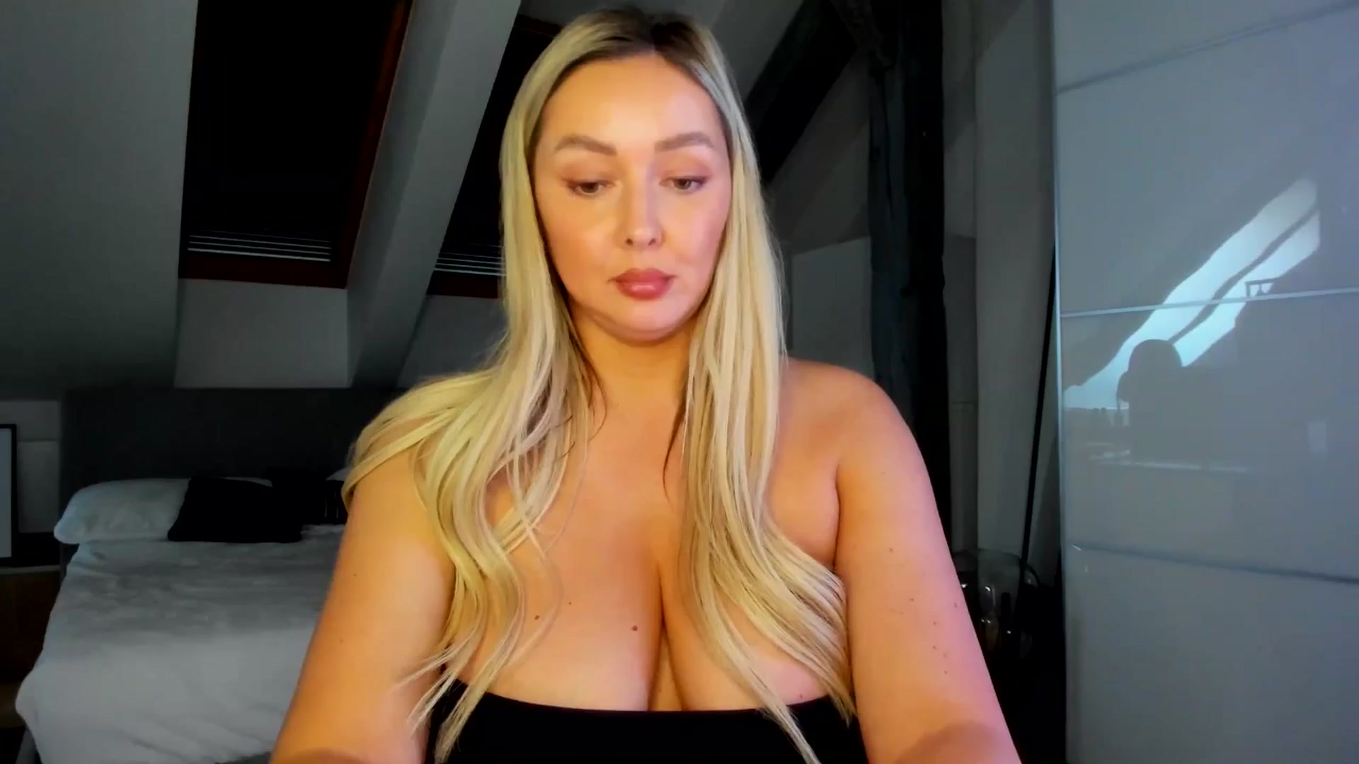Gallery image thumbnail from Mi_Ha's myfreecams stream on, 04/17/2026, 14:54 image 11 of 20