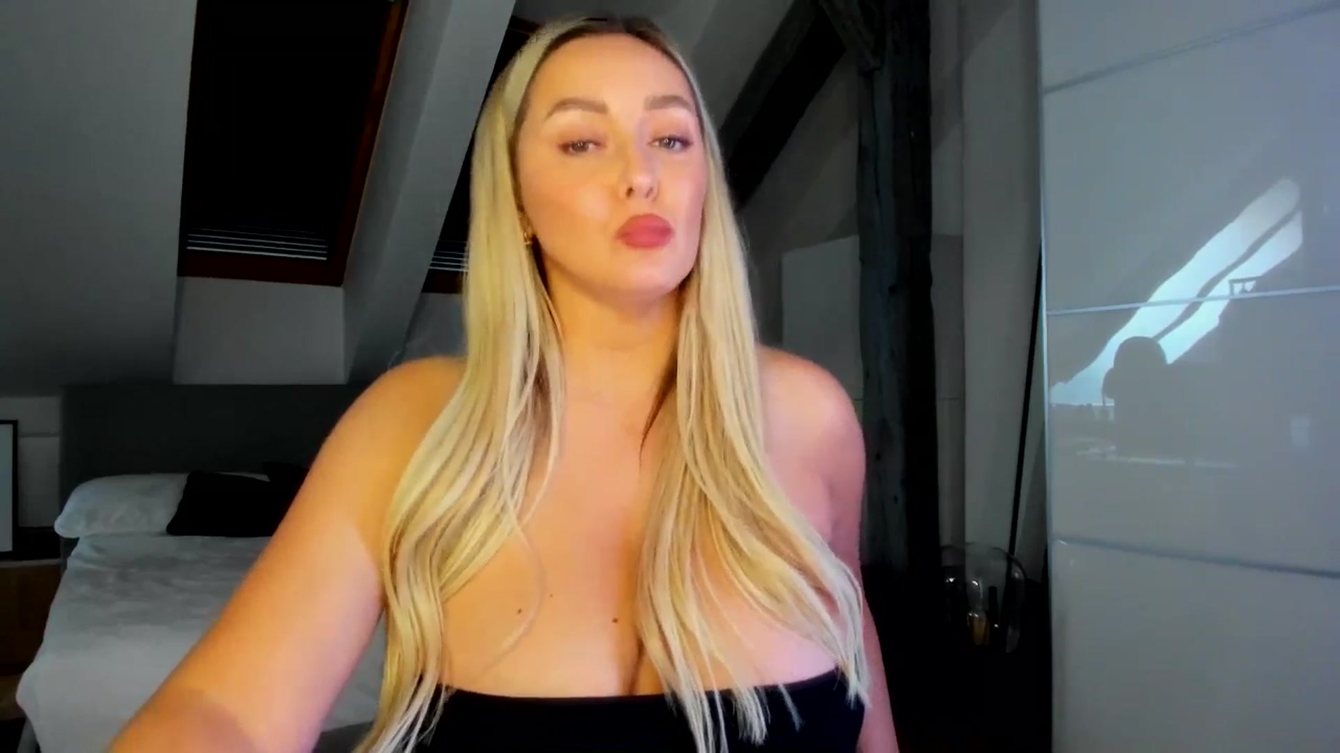 Gallery image thumbnail from Mi_Ha's myfreecams stream on, 04/17/2026, 14:54 image 13 of 20