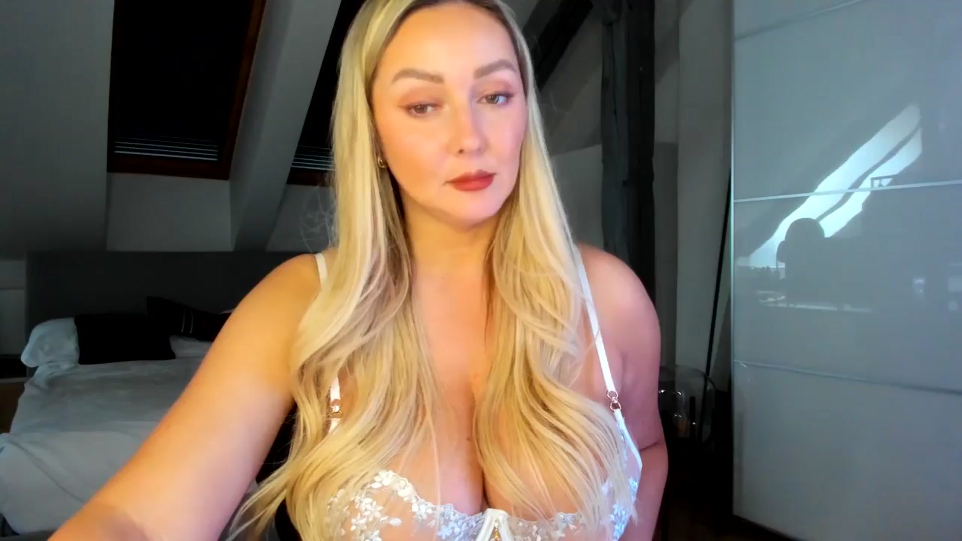 Gallery image thumbnail from Mi_Ha's myfreecams stream on, 04/18/2026, 13:31 image 9 of 20