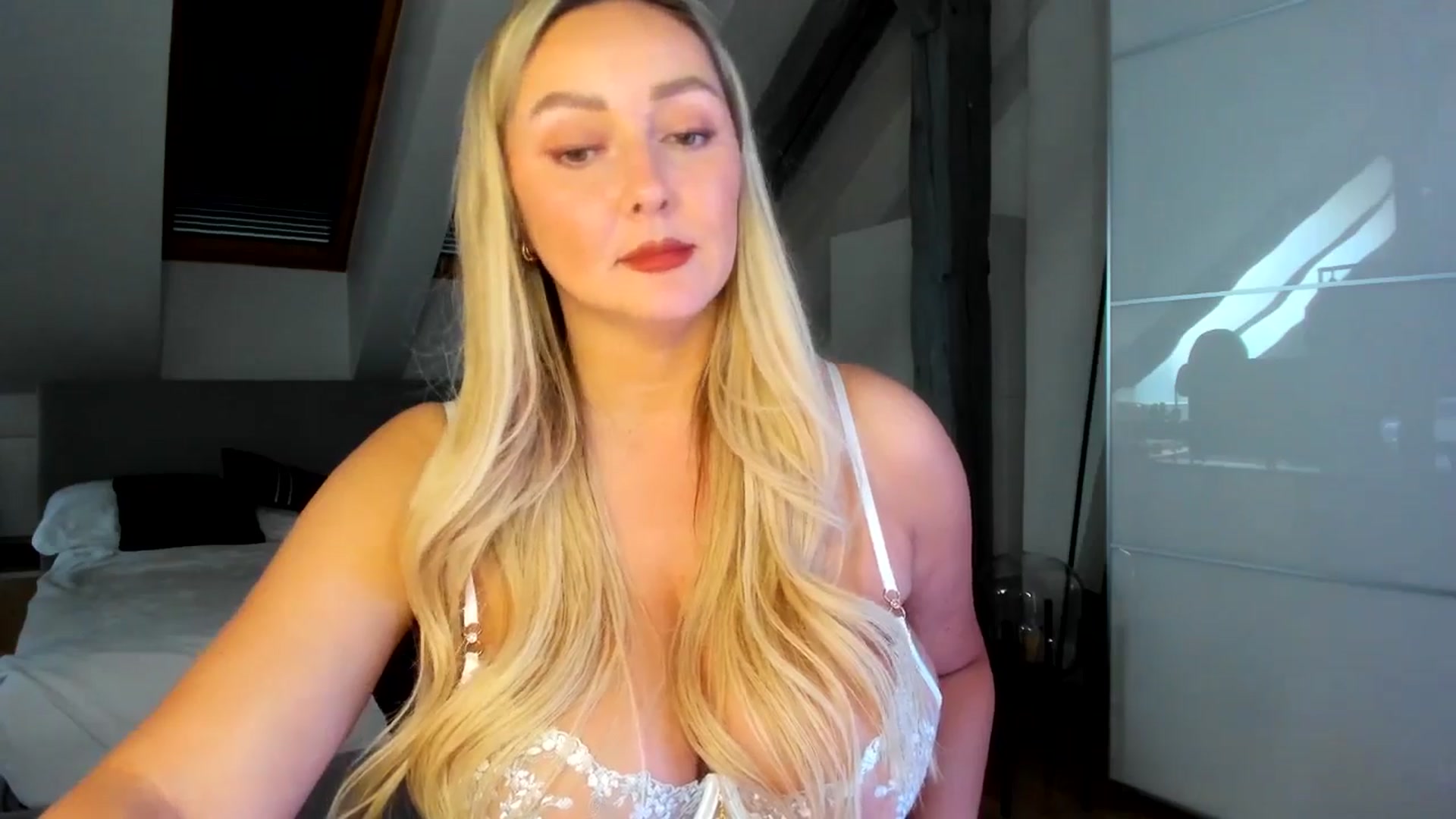 Gallery image thumbnail from Mi_Ha's myfreecams stream on, 04/18/2026, 13:31 image 10 of 20