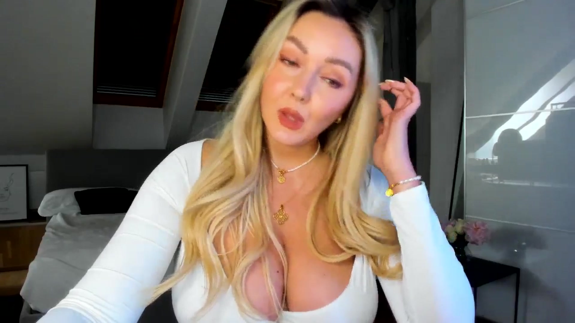 Gallery image thumbnail from Mi_Ha's myfreecams stream on, 04/21/2026, 10:58 image 18 of 20