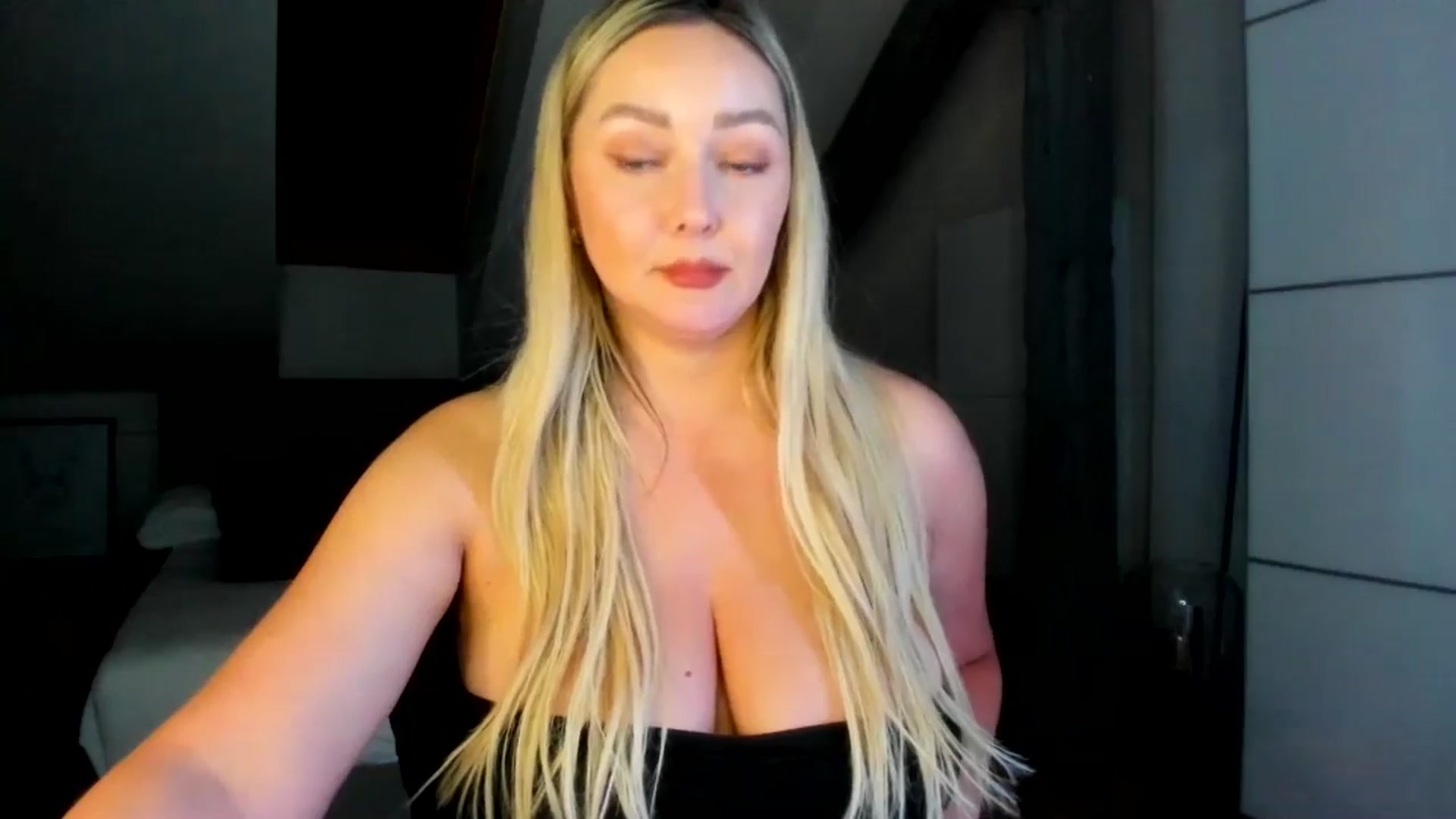 Gallery image thumbnail from Mi_Ha's myfreecams stream on, 04/23/2026, 21:01 image 3 of 20