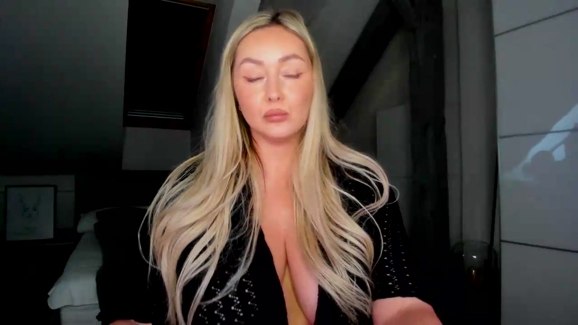 Gallery image thumbnail from Mi_Ha's myfreecams stream on, 05/28/2026, 15:16 image 8 of 20