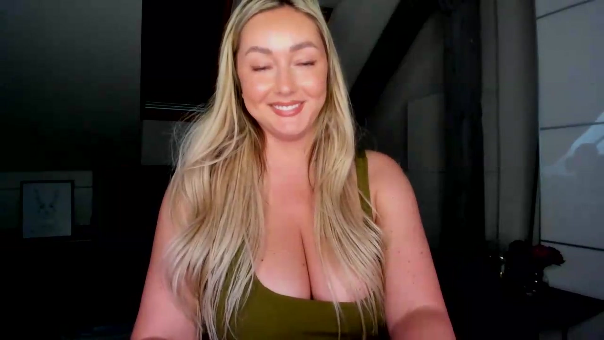 Gallery image thumbnail from Mi_Ha's myfreecams stream on, 05/29/2026, 16:11 image 6 of 20