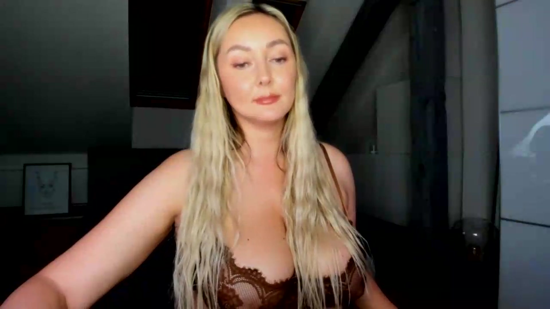Gallery image thumbnail from Mi_Ha's myfreecams stream on, 06/05/2026, 17:09 image 16 of 20