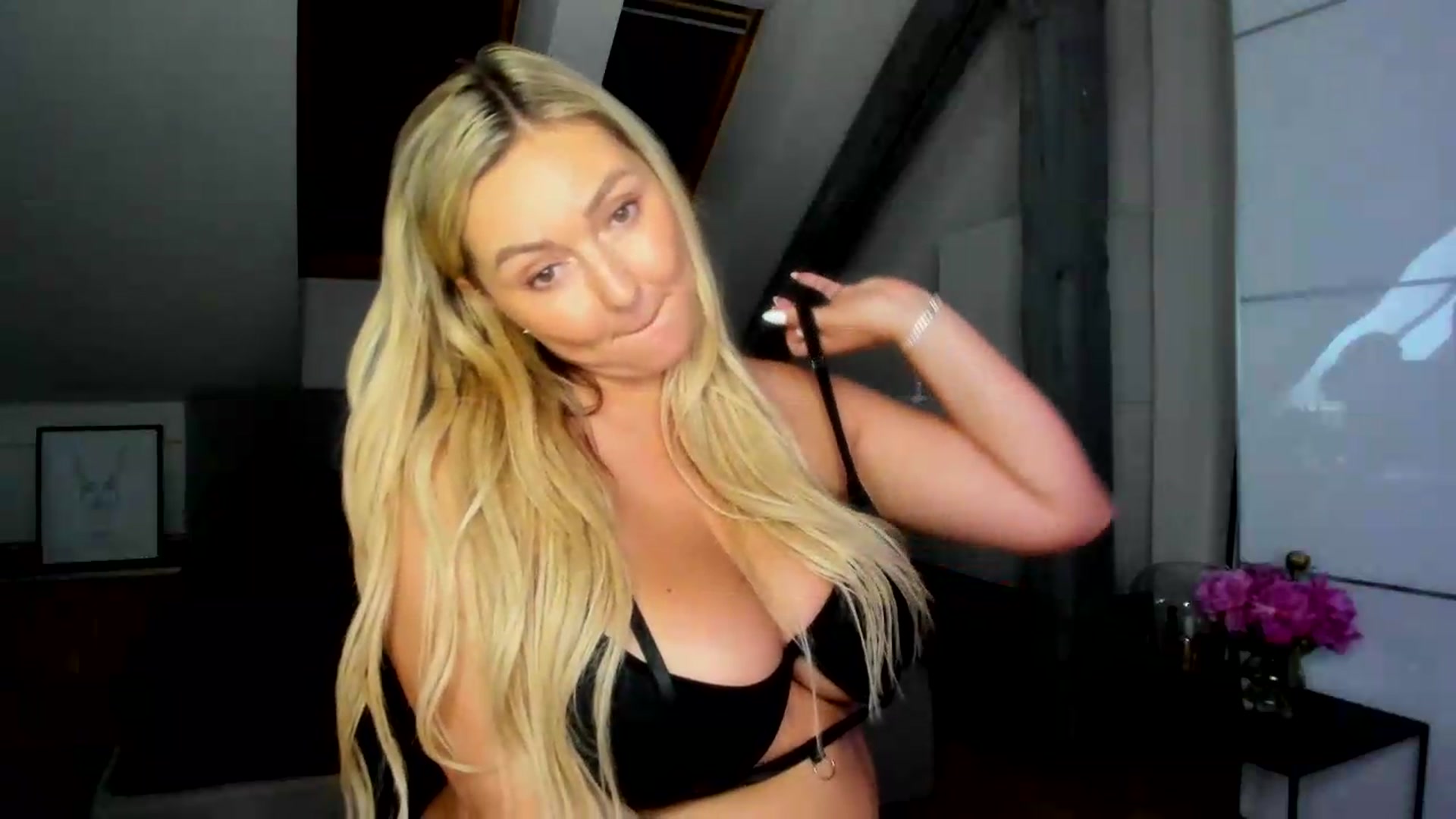 Gallery image thumbnail from Mi_Ha's myfreecams stream on, 06/27/2026, 15:18 image 12 of 20