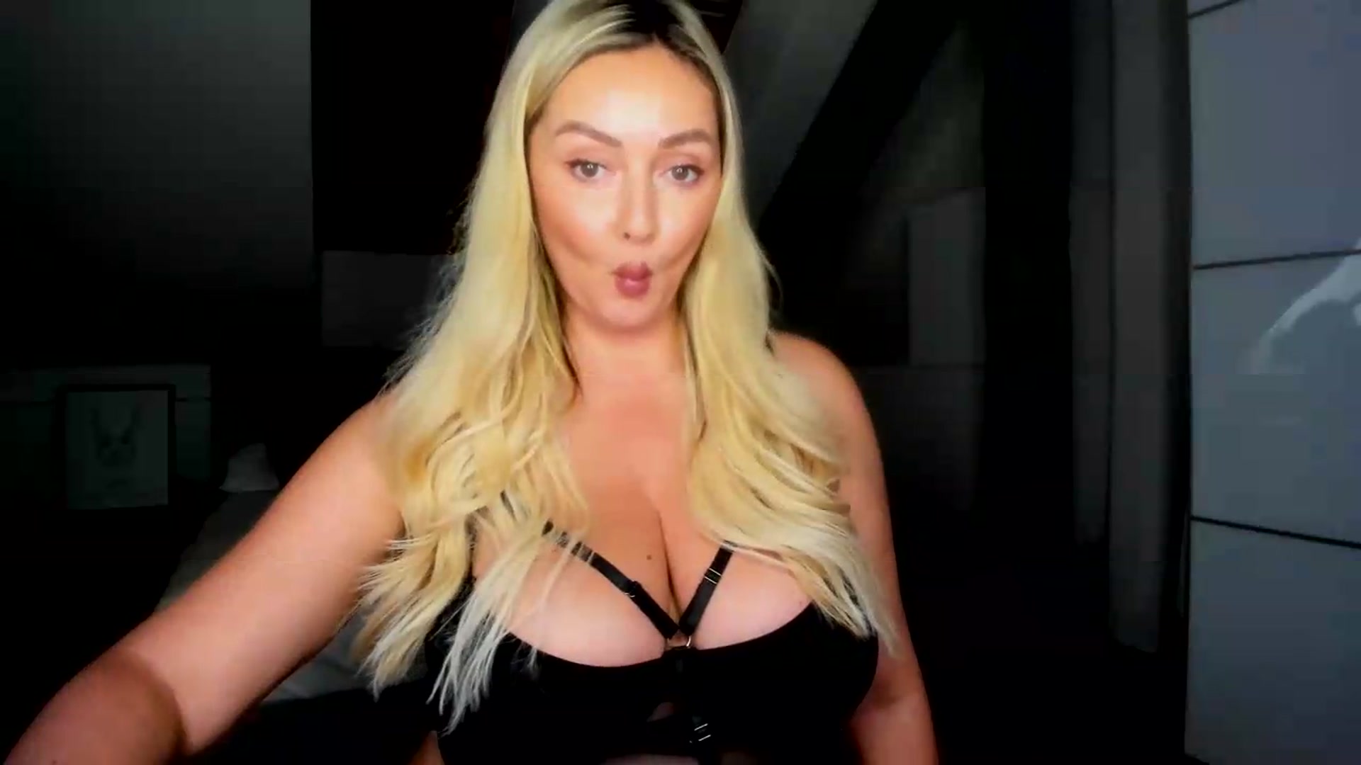 Gallery image thumbnail from Mi_Ha's myfreecams stream on, 07/22/2026, 16:20 image 17 of 20