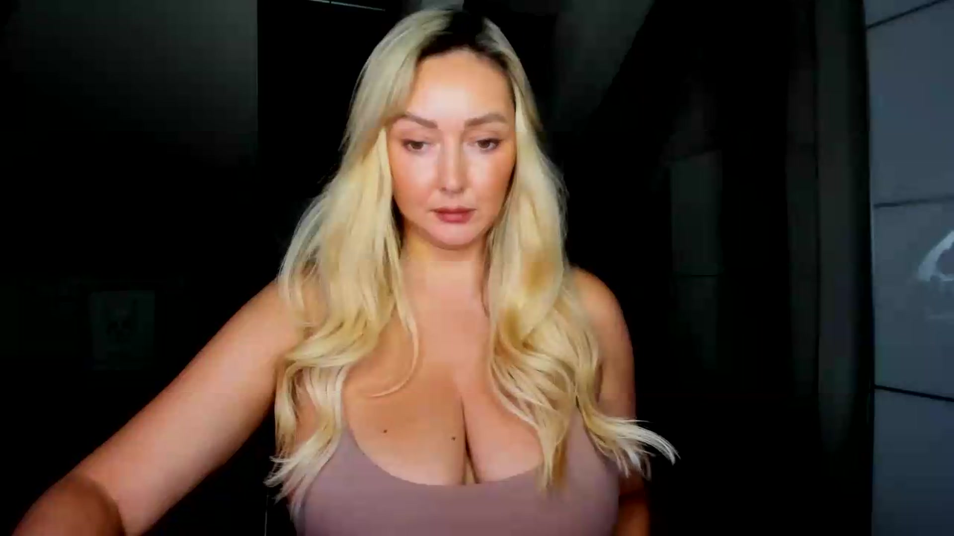 Gallery image thumbnail from Mi_Ha's myfreecams stream on, 08/04/2026, 14:03 image 13 of 20