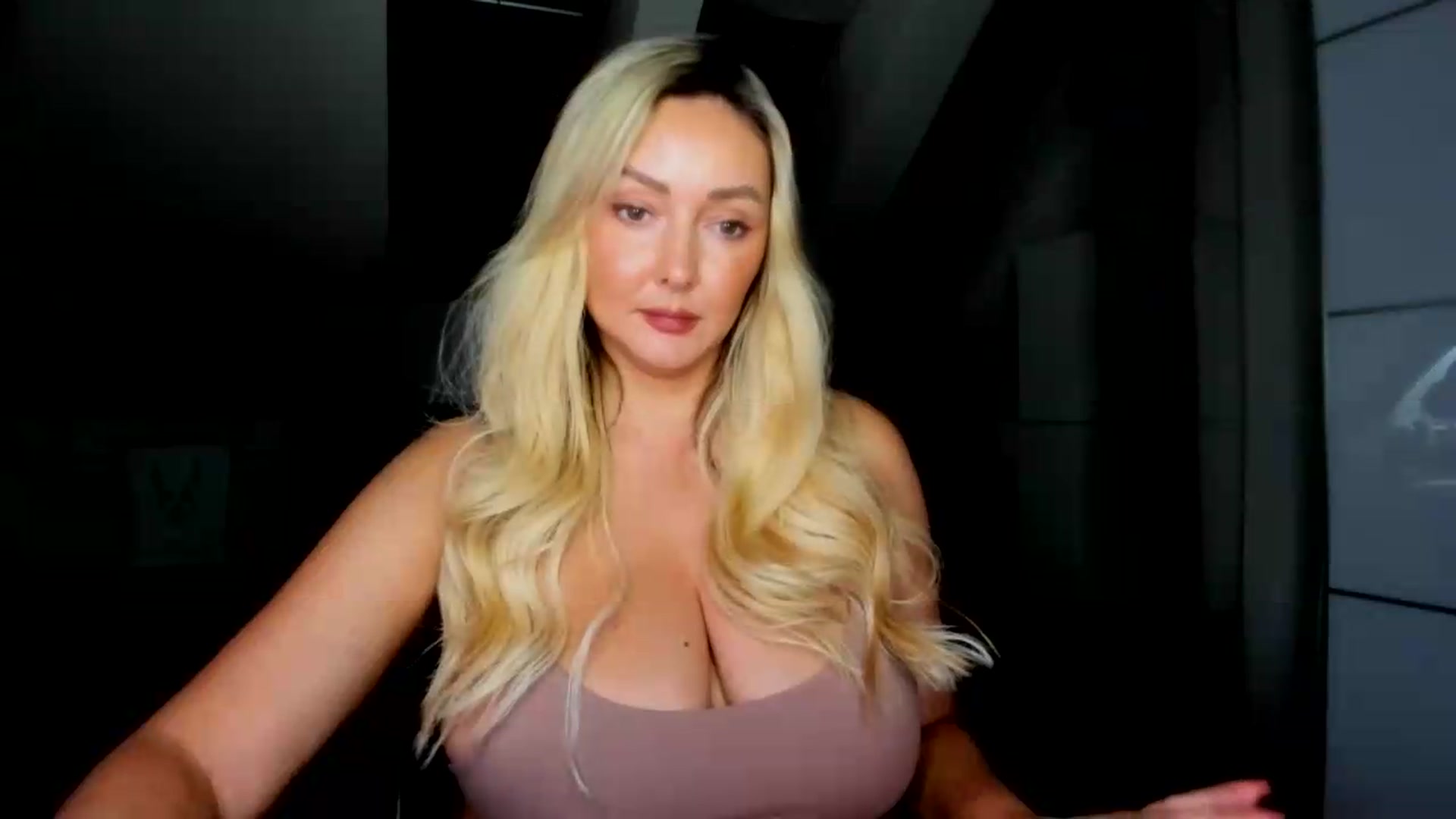 Gallery image thumbnail from Mi_Ha's myfreecams stream on, 08/04/2026, 14:03 image 18 of 20