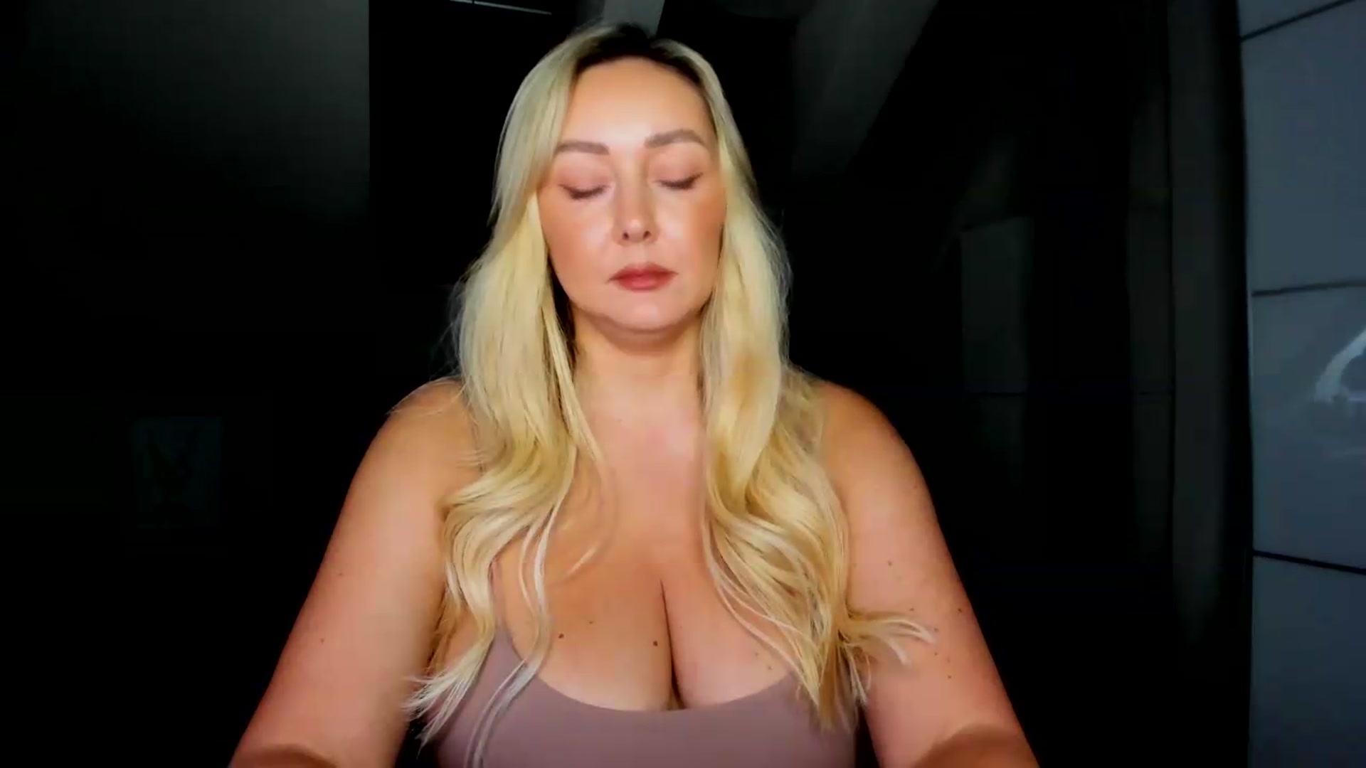 Gallery image thumbnail from Mi_Ha's myfreecams stream on, 08/04/2026, 14:03 image 14 of 20