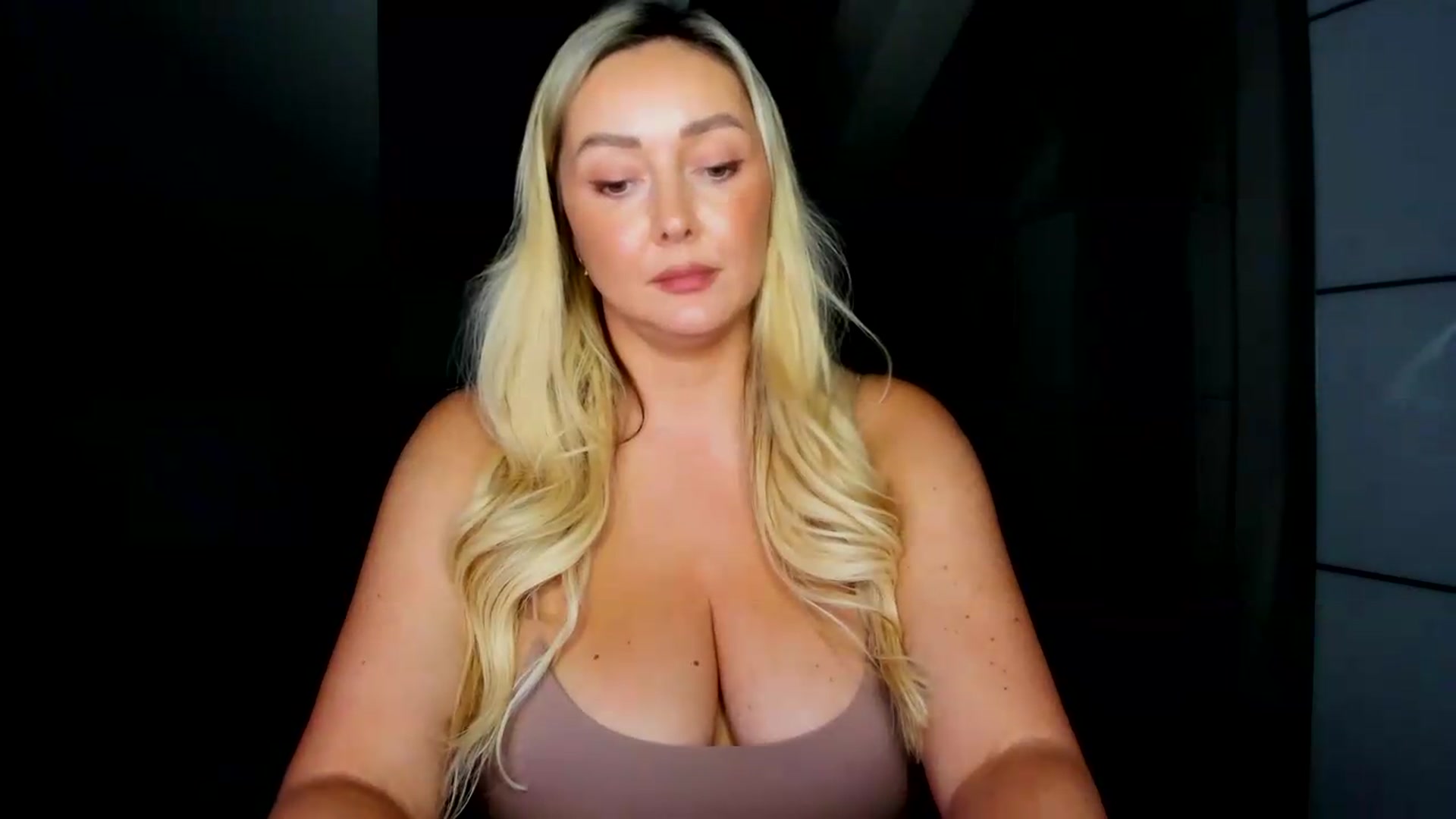 Gallery image thumbnail from Mi_Ha's myfreecams stream on, 08/04/2026, 16:25 image 6 of 20