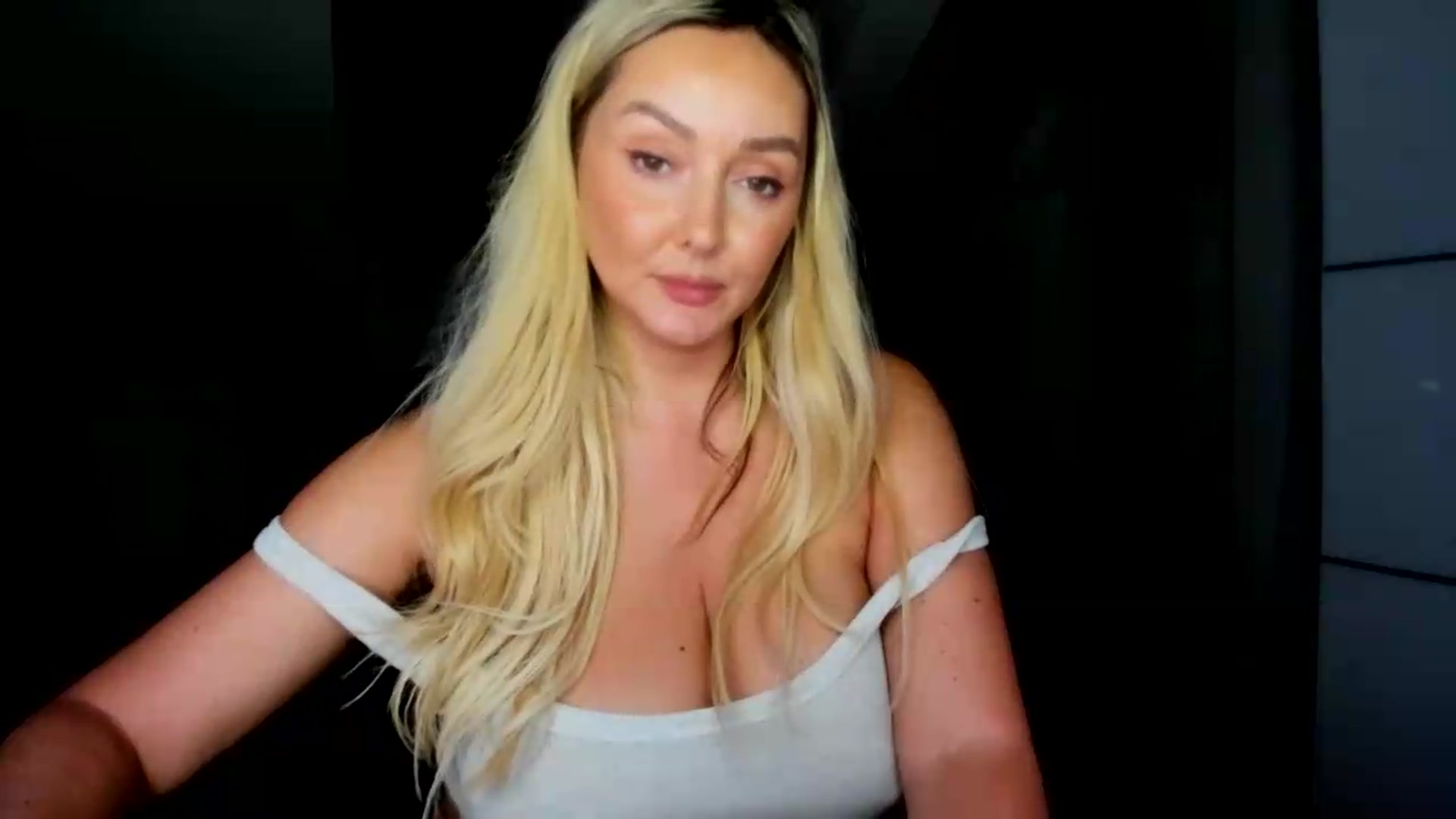 Gallery image thumbnail from Mi_Ha's myfreecams stream on, 08/06/2026, 16:03 image 14 of 20