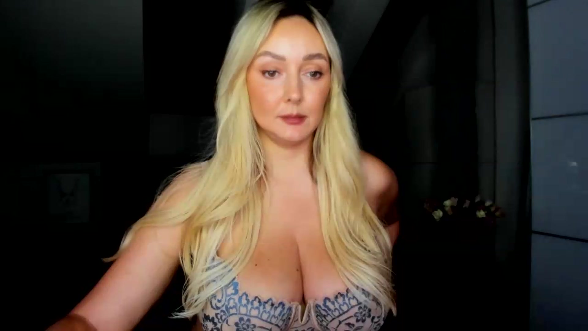 Gallery image thumbnail from Mi_Ha's myfreecams stream on, 08/18/2026, 13:33 image 17 of 20