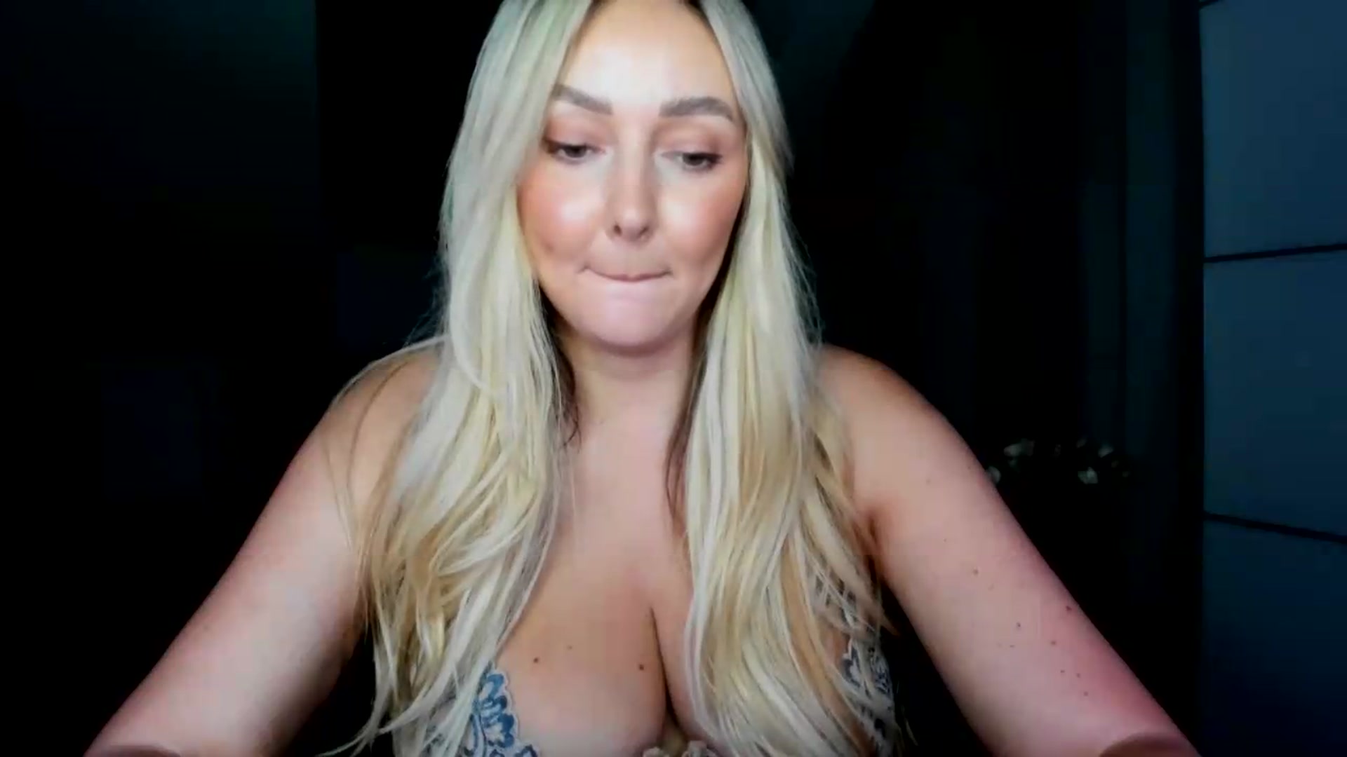 Gallery image thumbnail from Mi_Ha's myfreecams stream on, 08/18/2026, 16:03 image 8 of 20