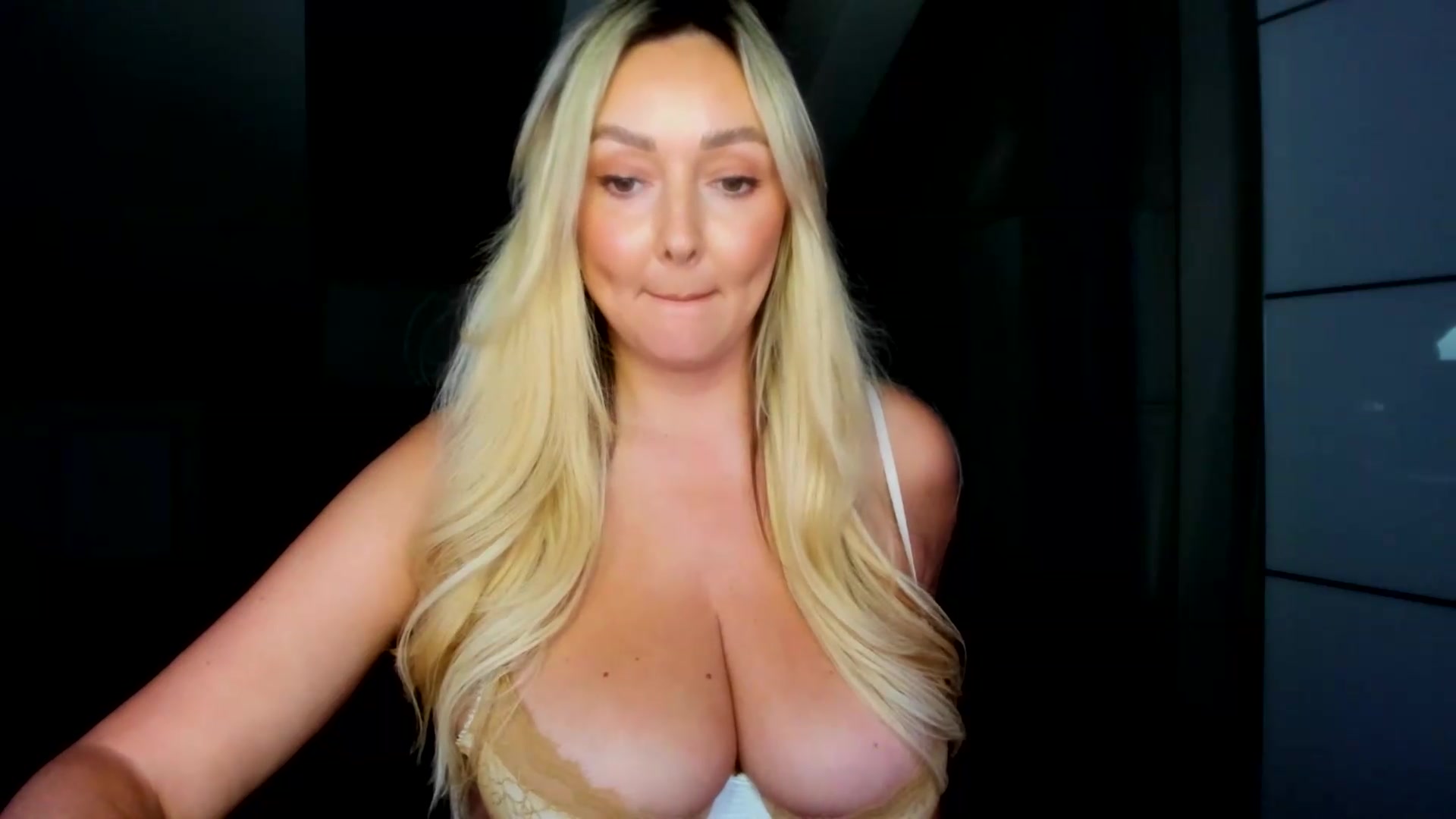 Gallery image thumbnail from Mi_Ha's myfreecams stream on, 08/25/2026, 15:37 image 15 of 20