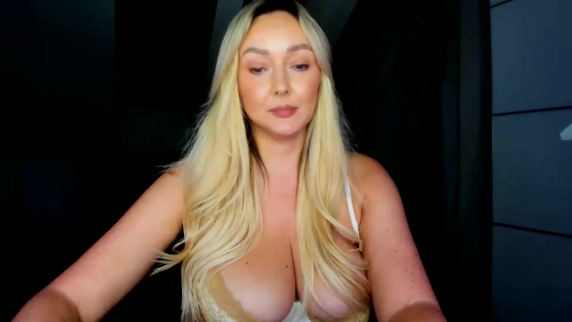 Gallery image thumbnail from Mi_Ha's myfreecams stream on, 08/25/2026, 16:28 image 8 of 20