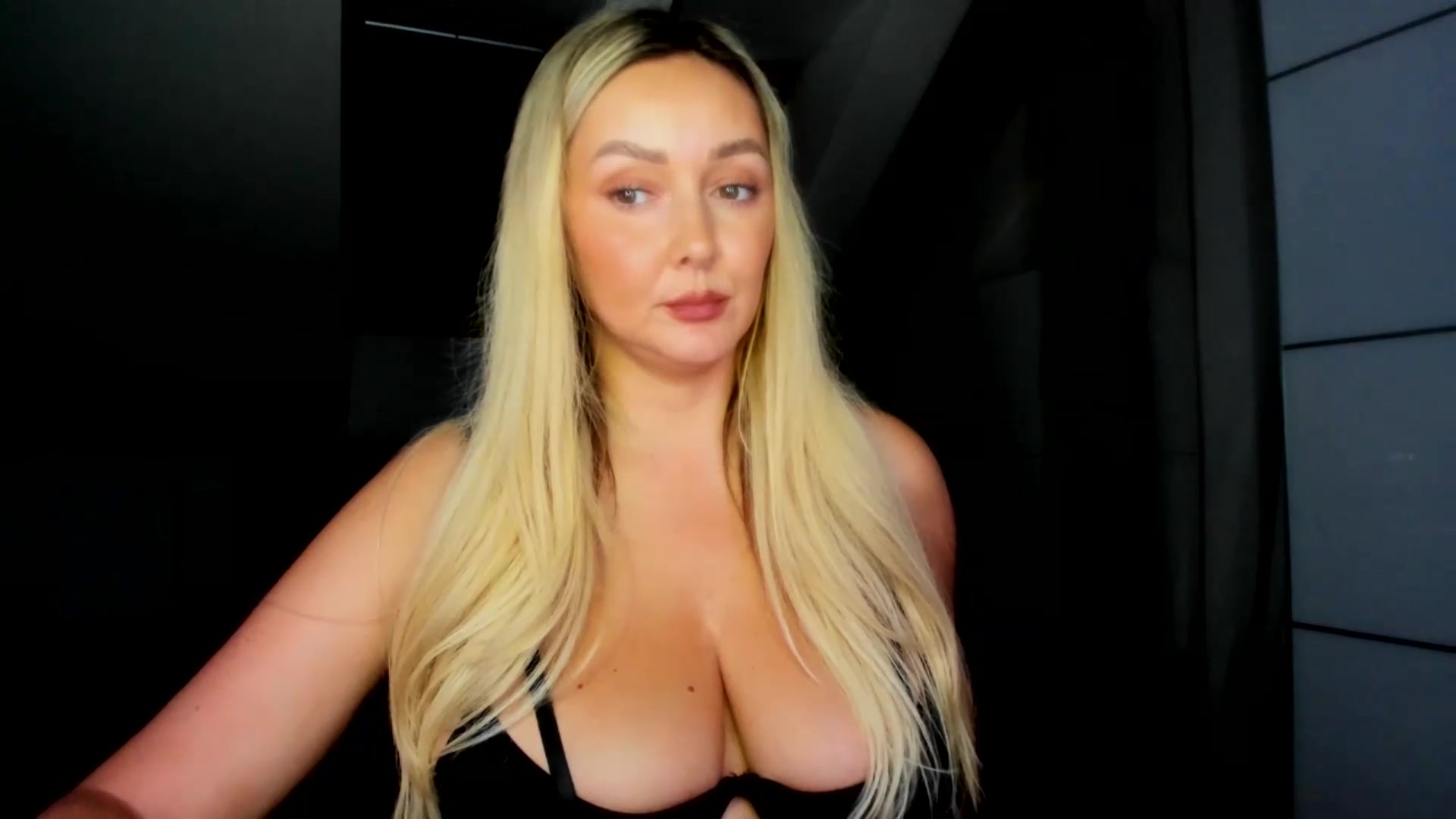 Gallery image thumbnail from Mi_Ha's myfreecams stream on, 08/29/2026, 15:26 image 17 of 20