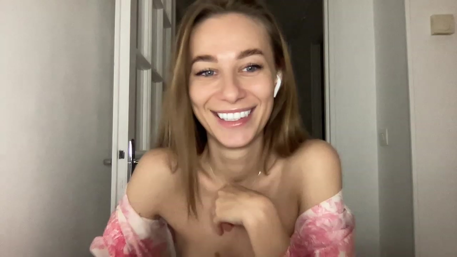 Gallery image thumbnail from Mia118's myfreecams stream on, 12/25/2022, 21:36 image 12 of 20