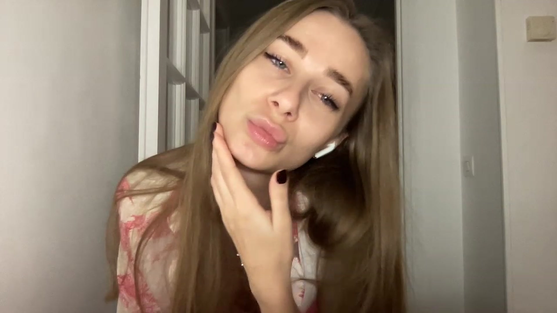Gallery image thumbnail from Mia118's myfreecams stream on, 12/25/2022, 21:36 image 17 of 20