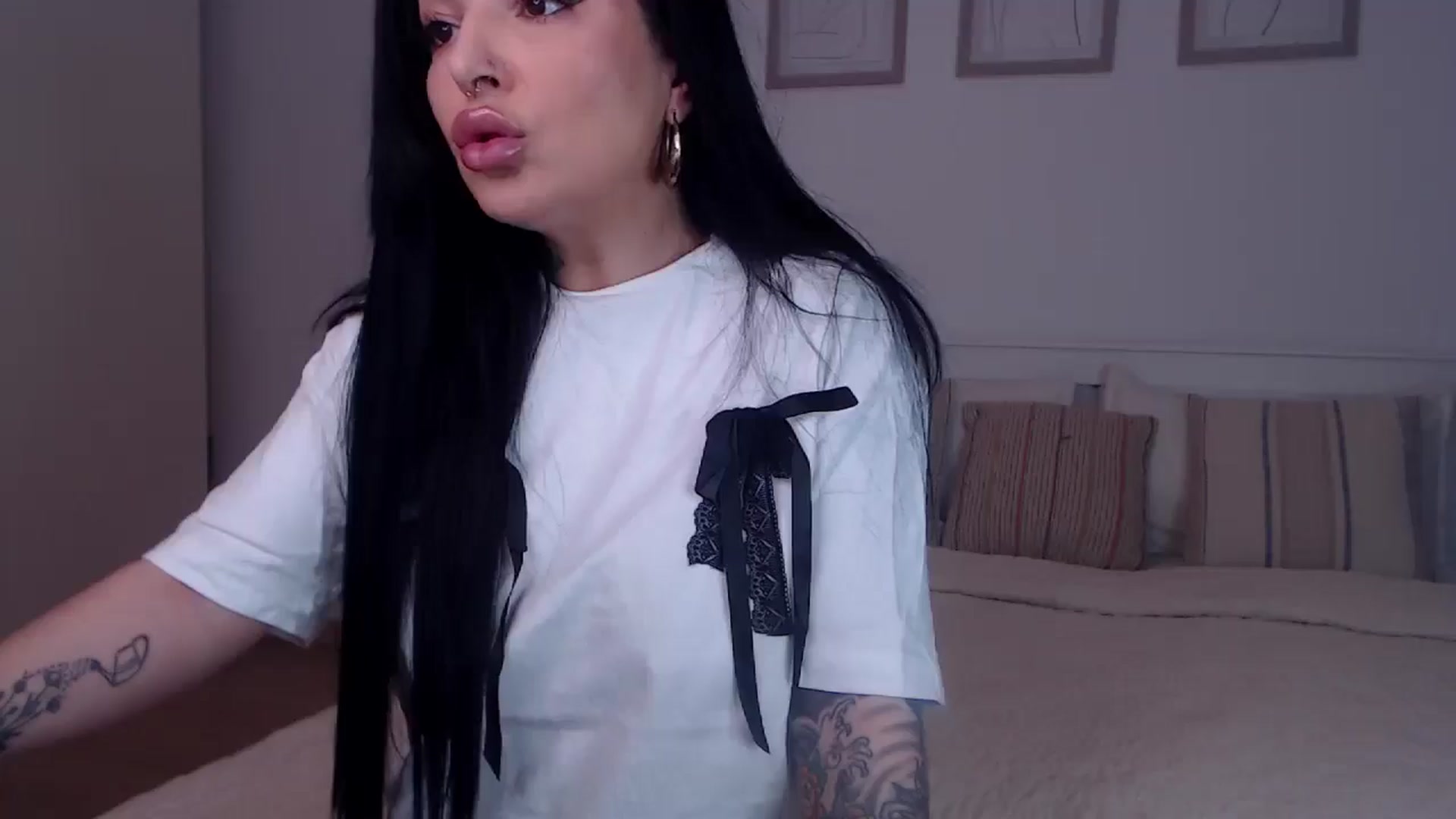 Gallery image thumbnail from MiaCutie4u's myfreecams stream on, 04/06/2025, 19:15 image 10 of 20