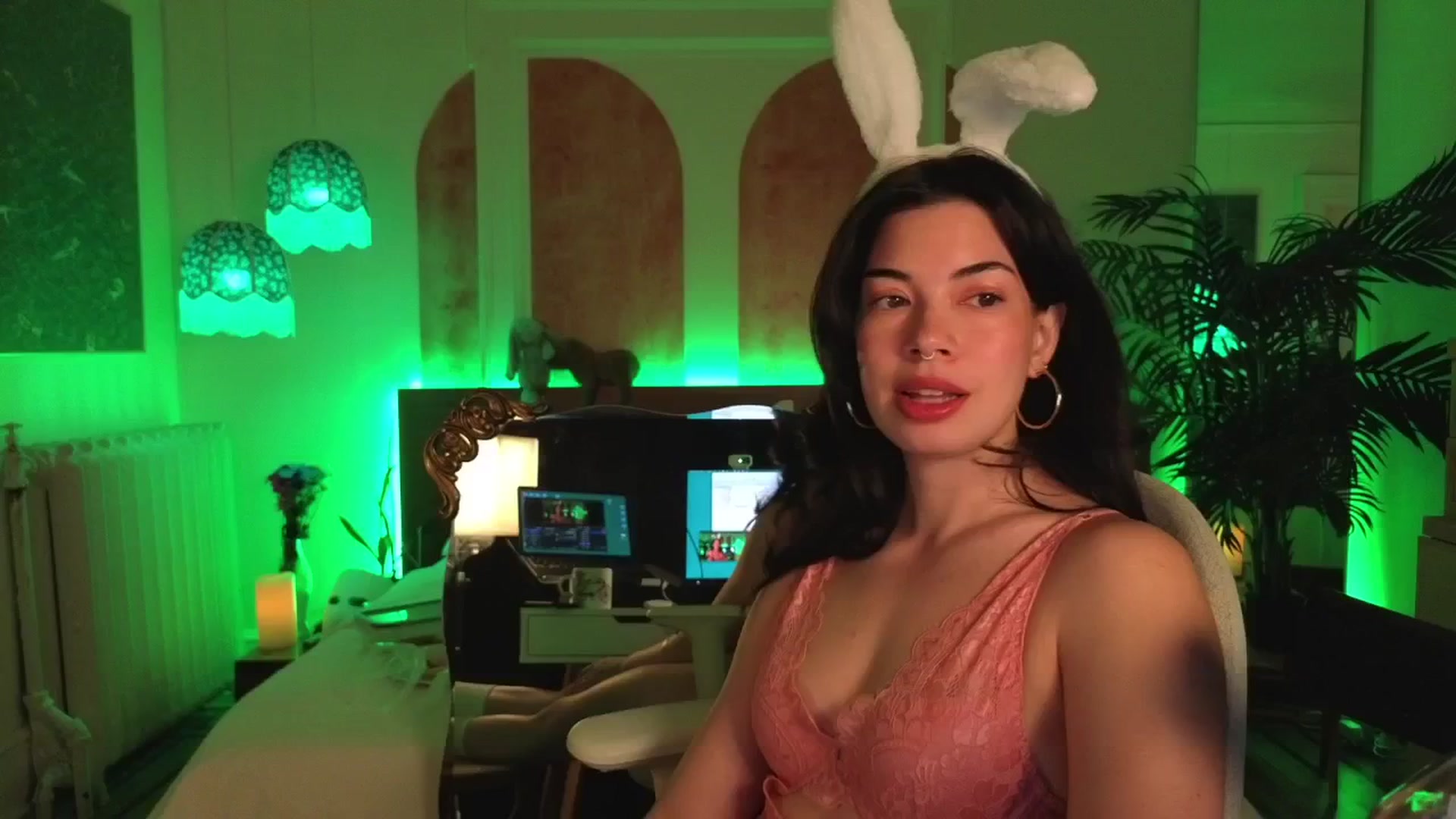 Gallery image thumbnail from MiaHathaway's myfreecams stream on, 04/21/2025, 04:19 image 5 of 20