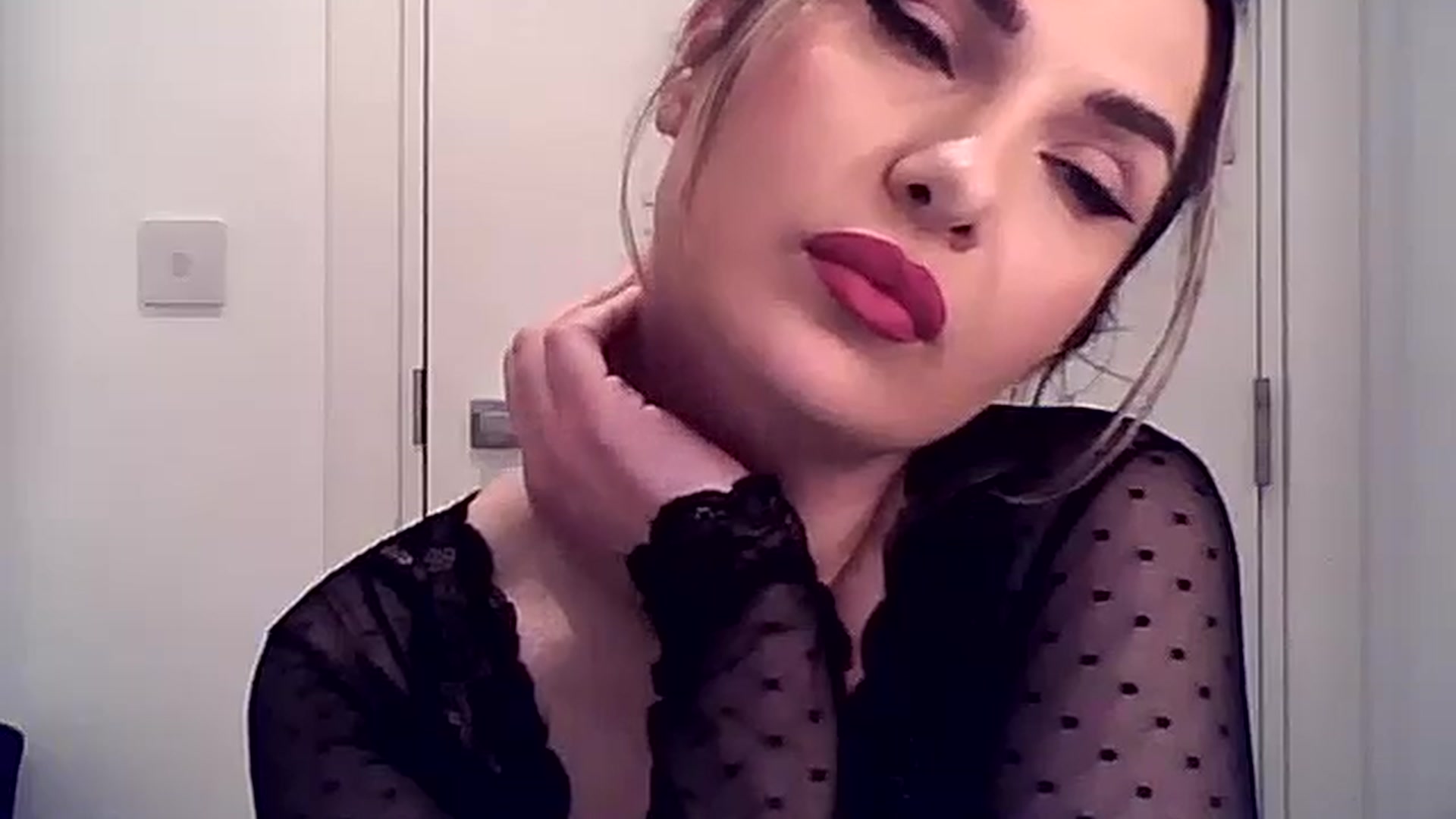Gallery image thumbnail from MiaK_'s myfreecams stream on, 03/19/2025, 18:35 image 11 of 20