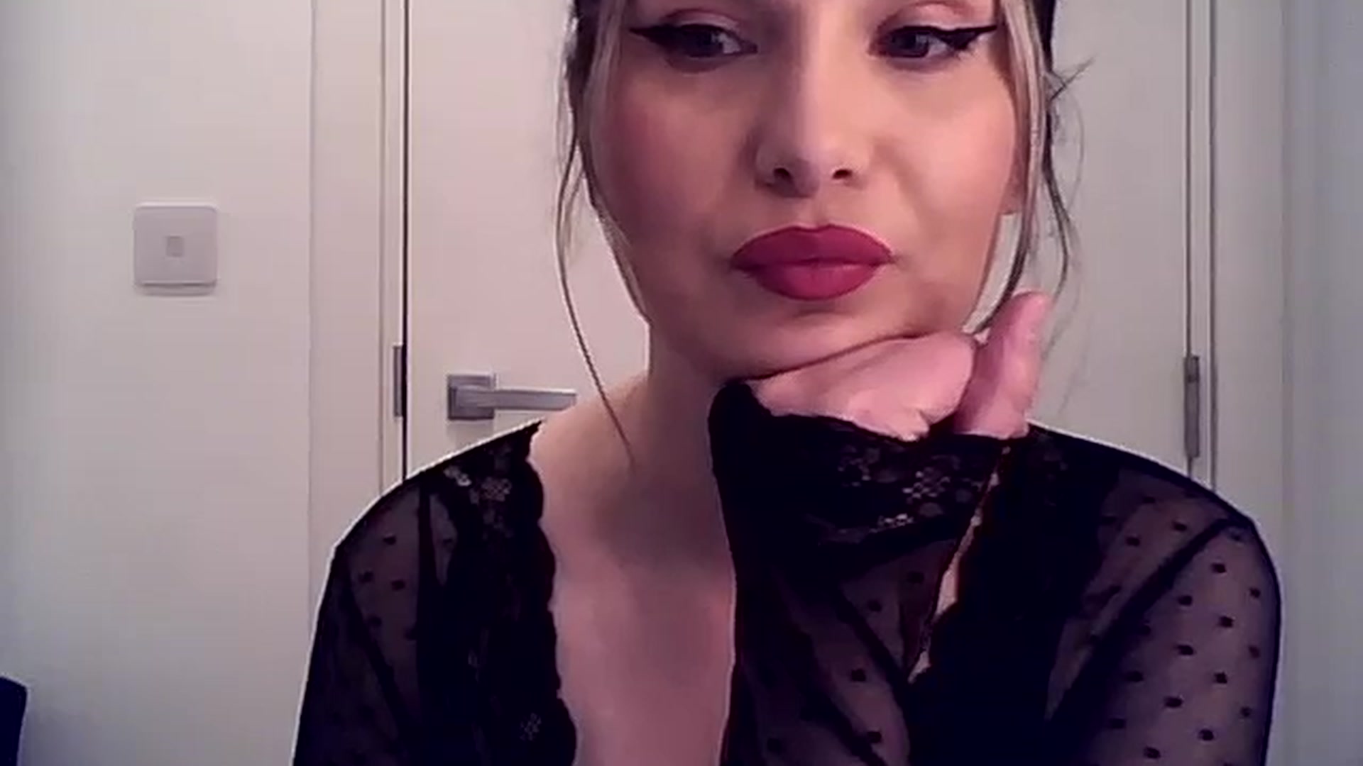 Gallery image thumbnail from MiaK_'s myfreecams stream on, 03/19/2025, 18:35 image 9 of 20