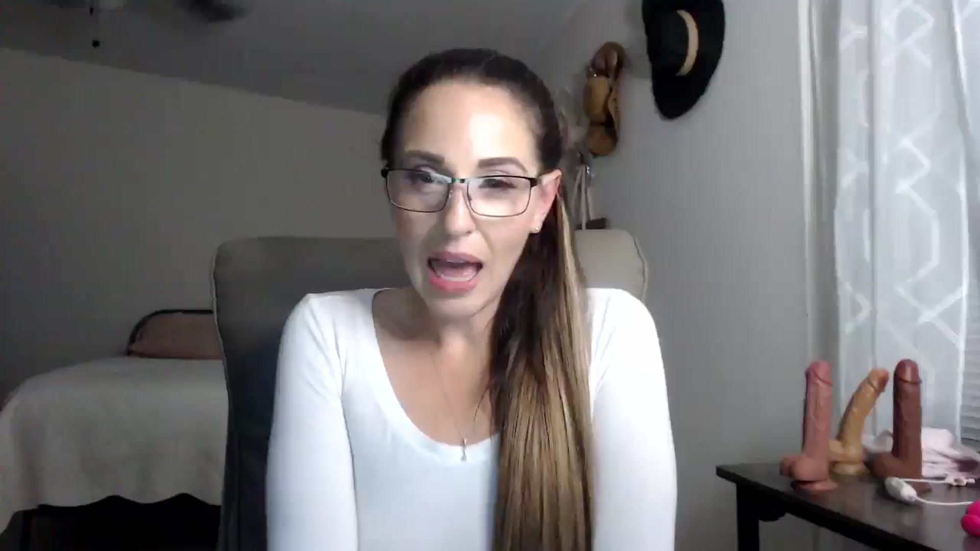 Gallery image thumbnail from MiaMoris's myfreecams stream on, 09/17/2025, 04:43 image 1 of 20