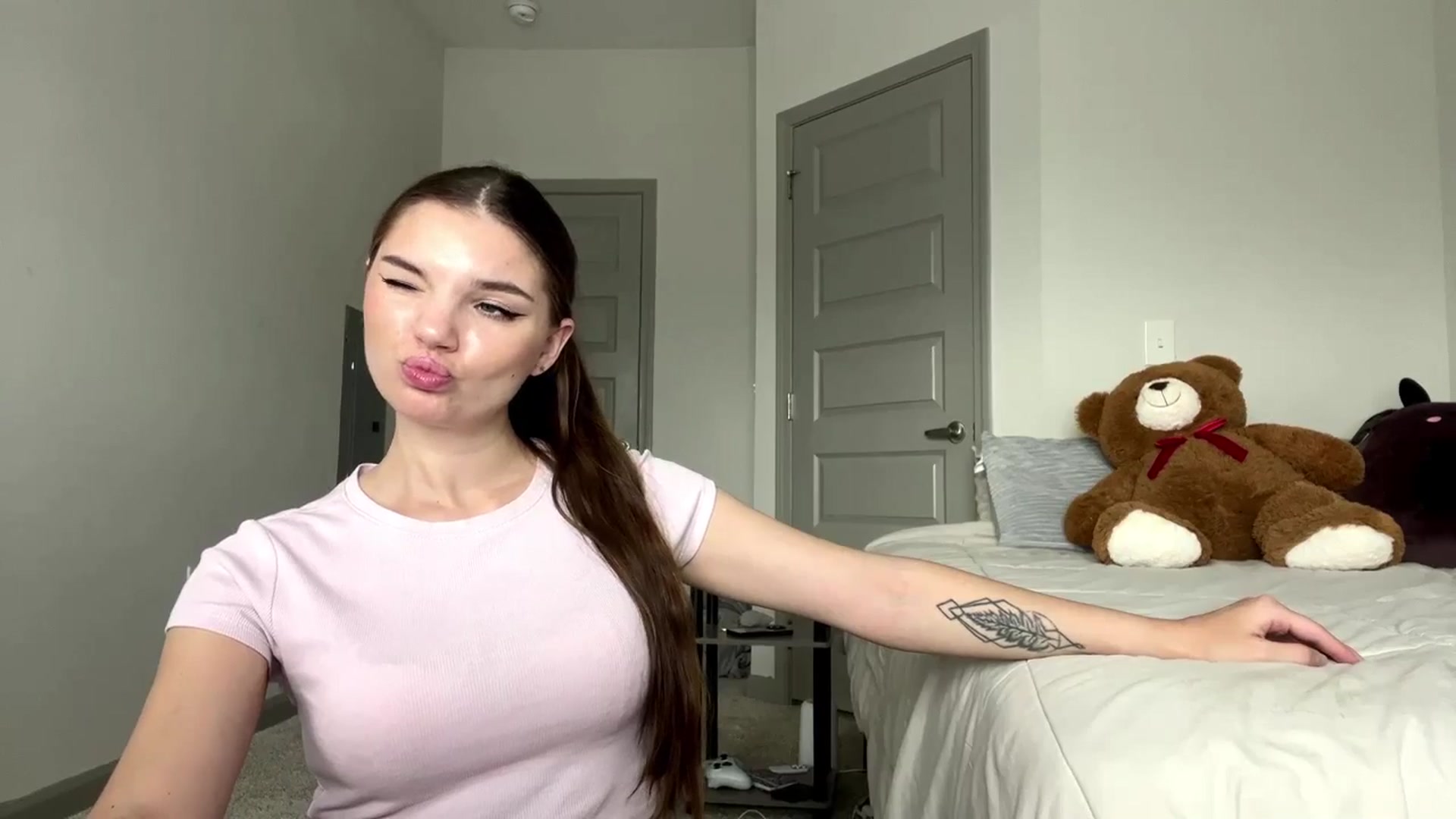Gallery image thumbnail from MiaSunBaby's myfreecams stream on, 04/01/2026, 22:15 image 14 of 20