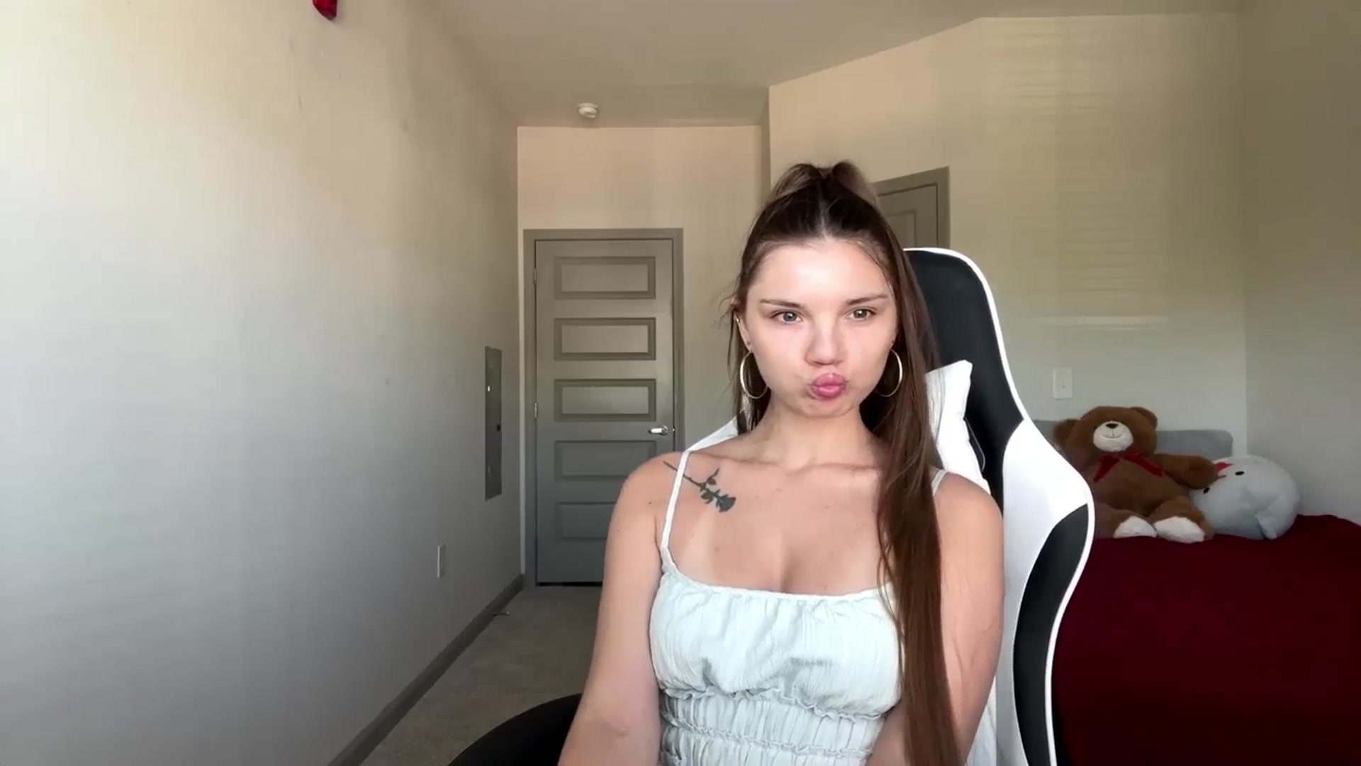 Gallery image thumbnail from MiaSunBaby's myfreecams stream on, 04/16/2026, 20:57 image 14 of 20