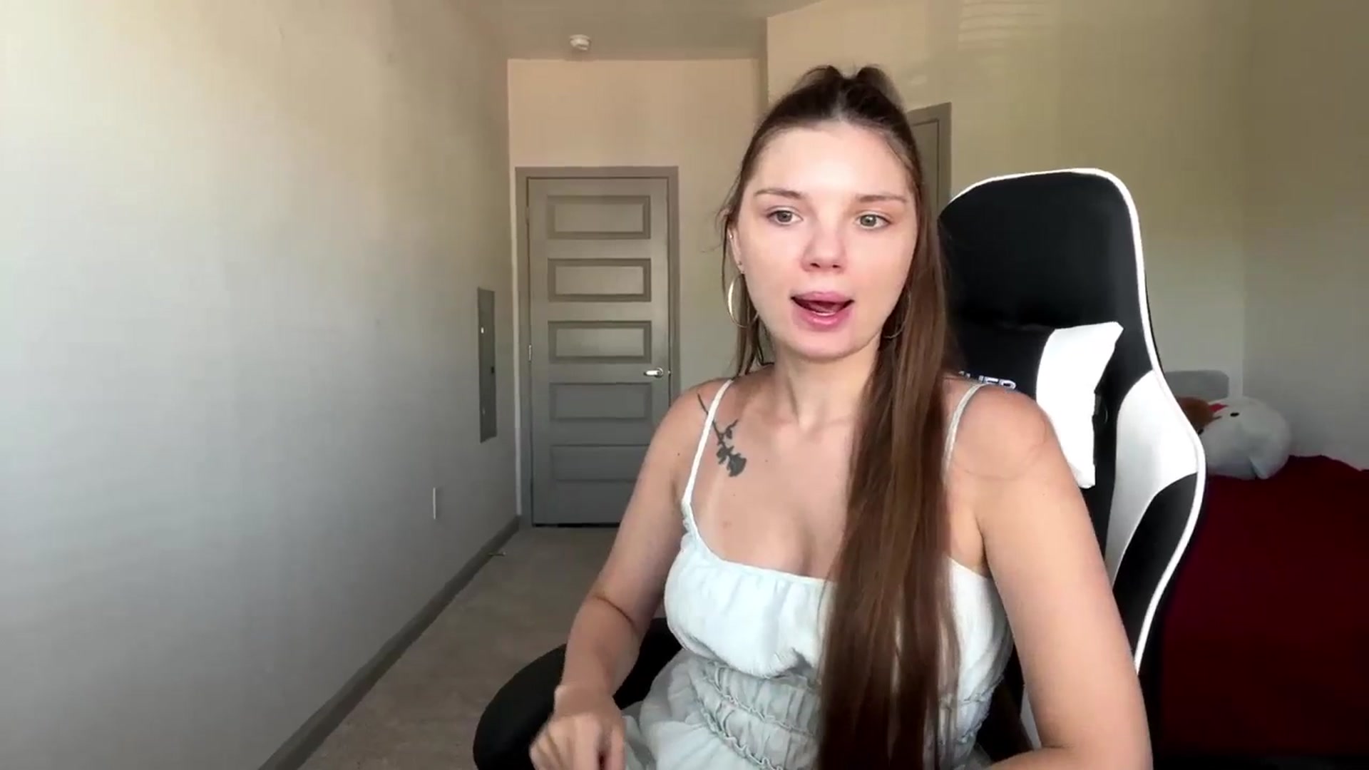 Gallery image thumbnail from MiaSunBaby's myfreecams stream on, 04/16/2026, 20:57 image 17 of 20
