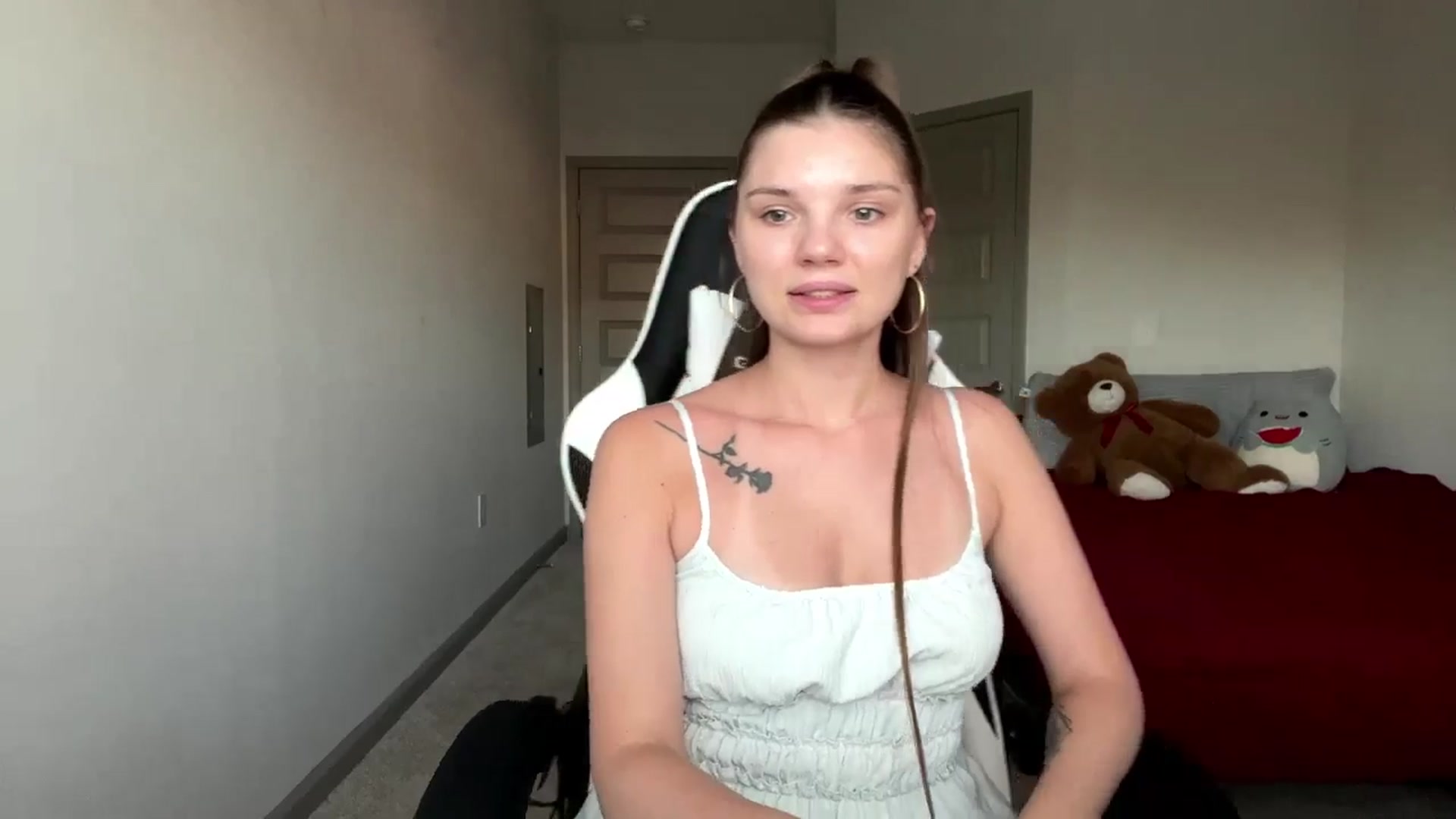 Gallery image thumbnail from MiaSunBaby's myfreecams stream on, 04/17/2026, 24:01 image 6 of 20