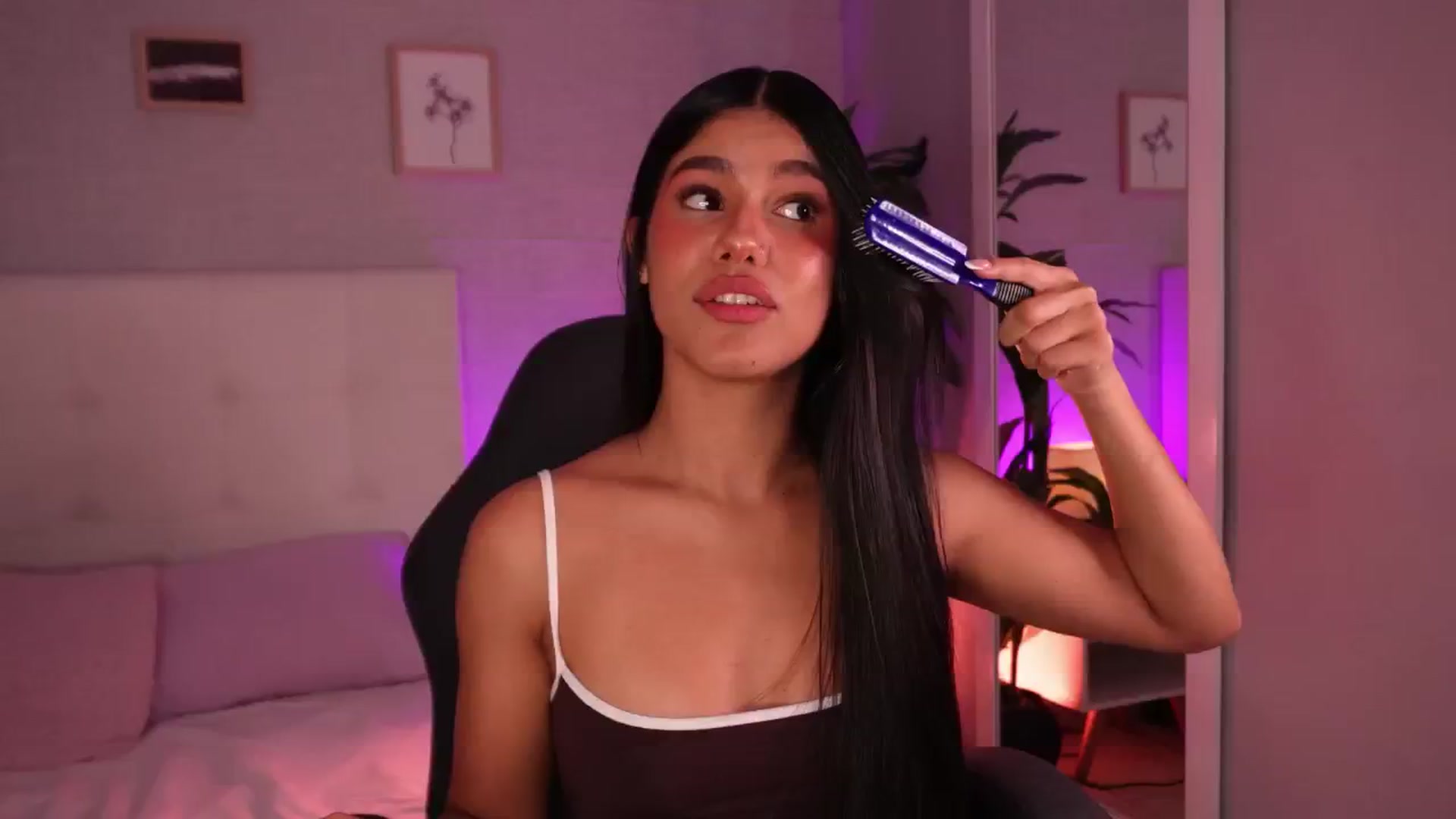 Gallery image thumbnail from Mia_gabbaai's myfreecams stream on, 07/20/2025, 18:25 image 2 of 20