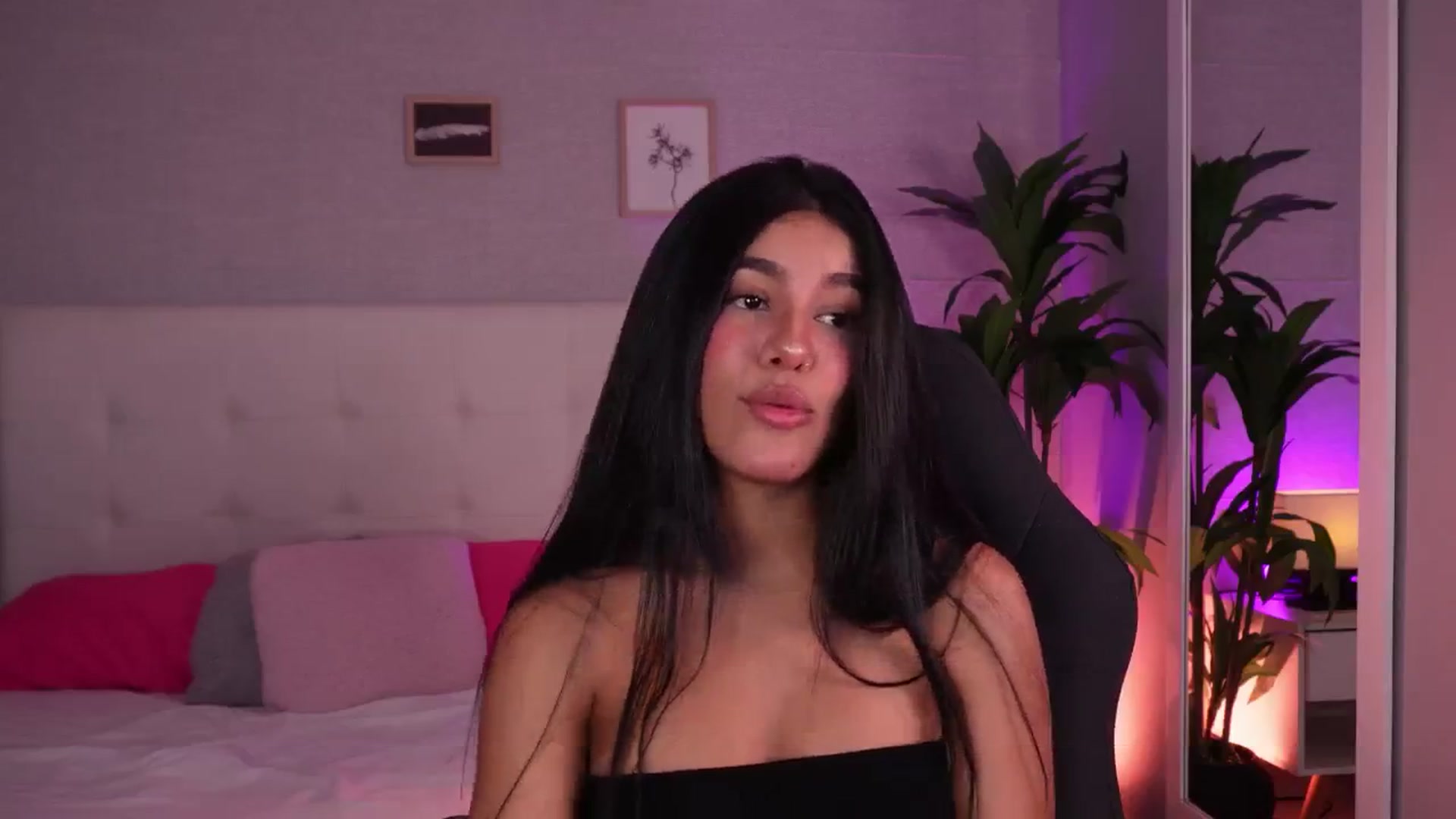 Gallery image thumbnail from Mia_gabbaai's myfreecams stream on, 07/28/2025, 15:31 image 10 of 20