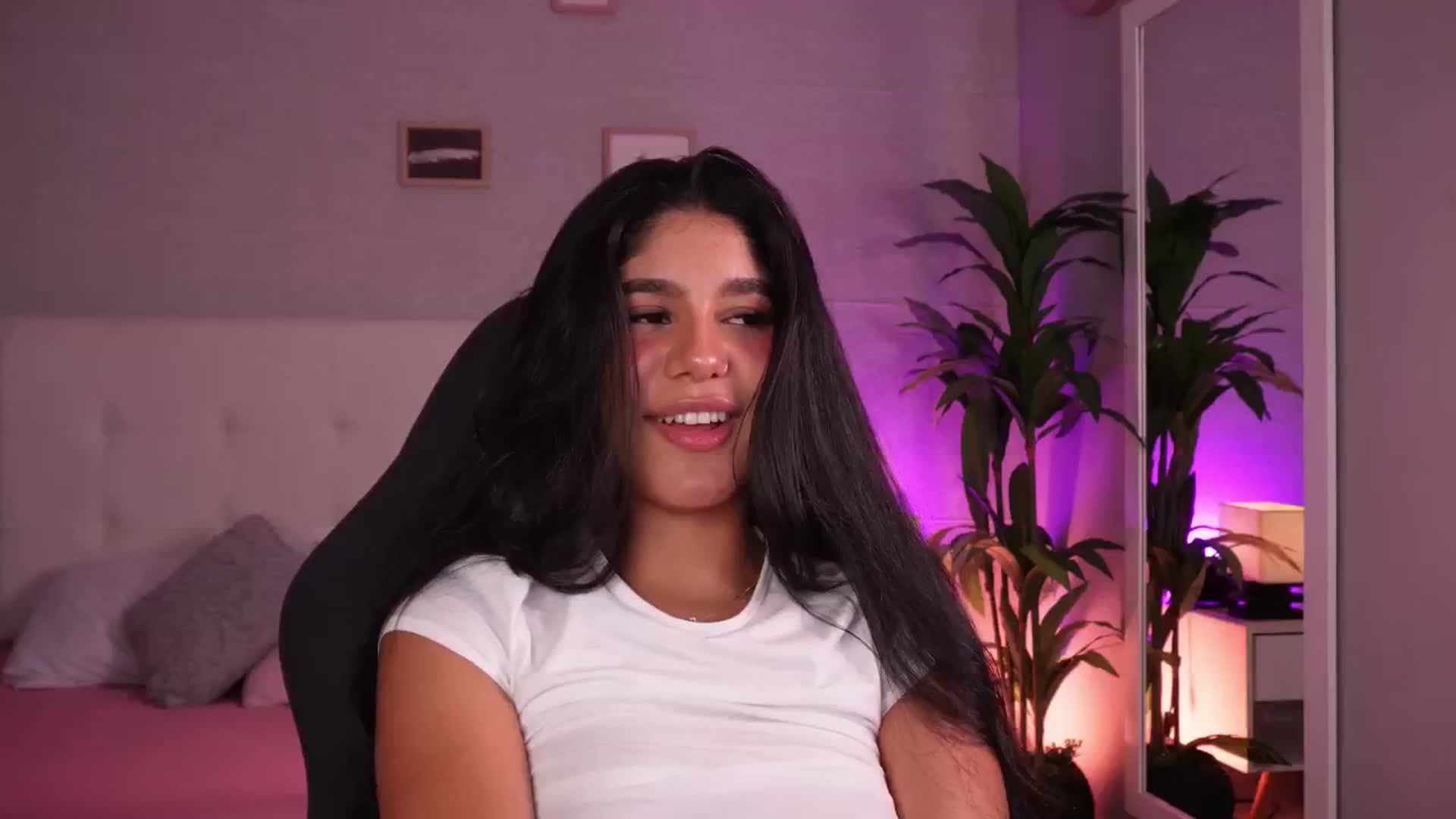 Gallery image thumbnail from Mia_gabbaai's myfreecams stream on, 08/04/2025, 18:31 image 8 of 20