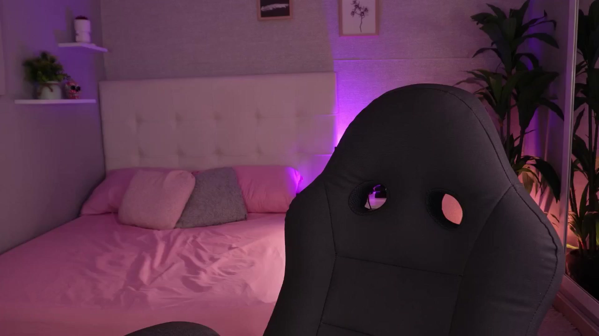 Gallery image thumbnail from Mia_gabbaai's myfreecams stream on, 10/15/2025, 18:36 image 10 of 20