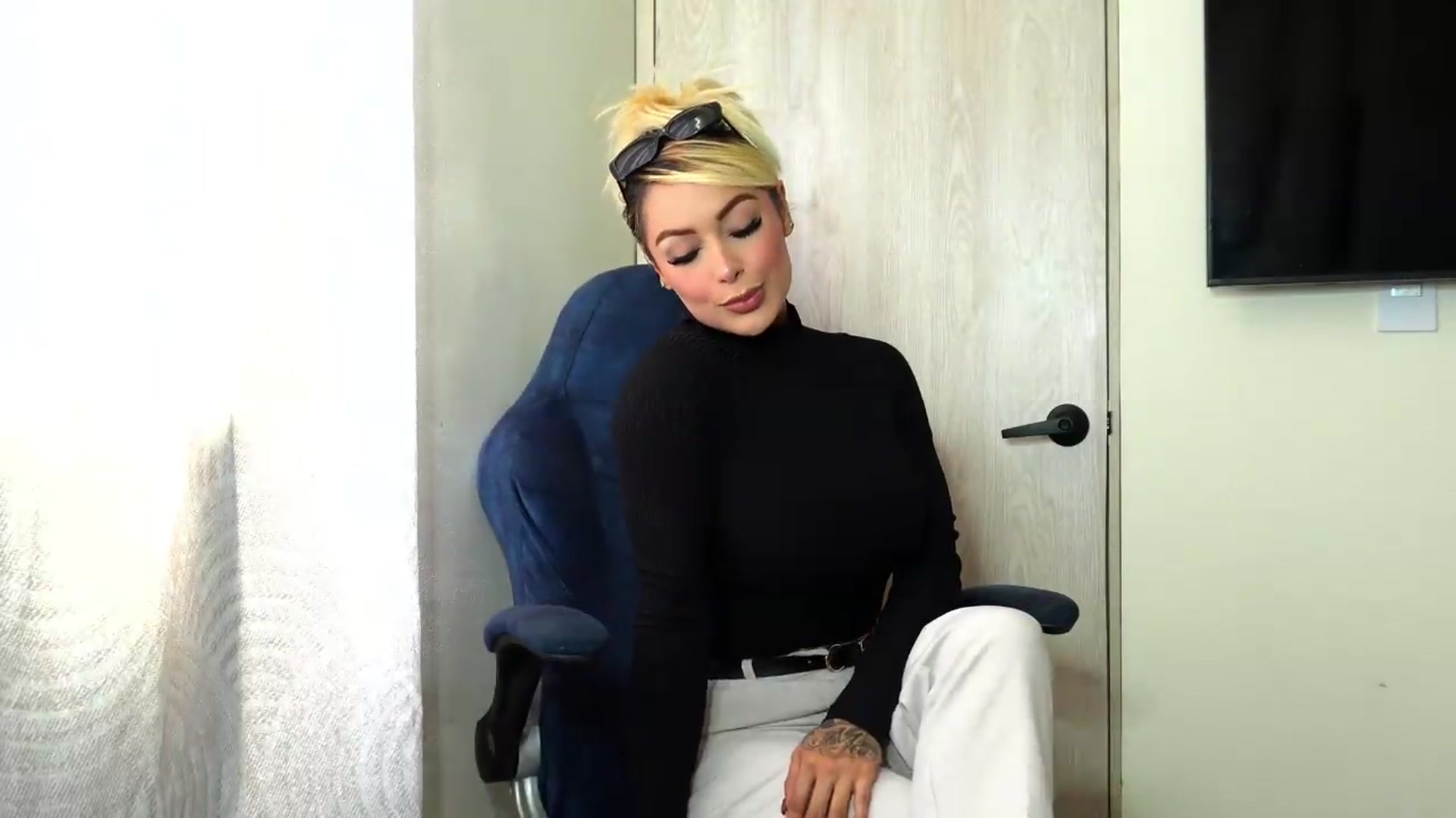 Gallery image thumbnail from Mia_hott_'s myfreecams stream on, 05/24/2026, 19:39 image 4 of 20