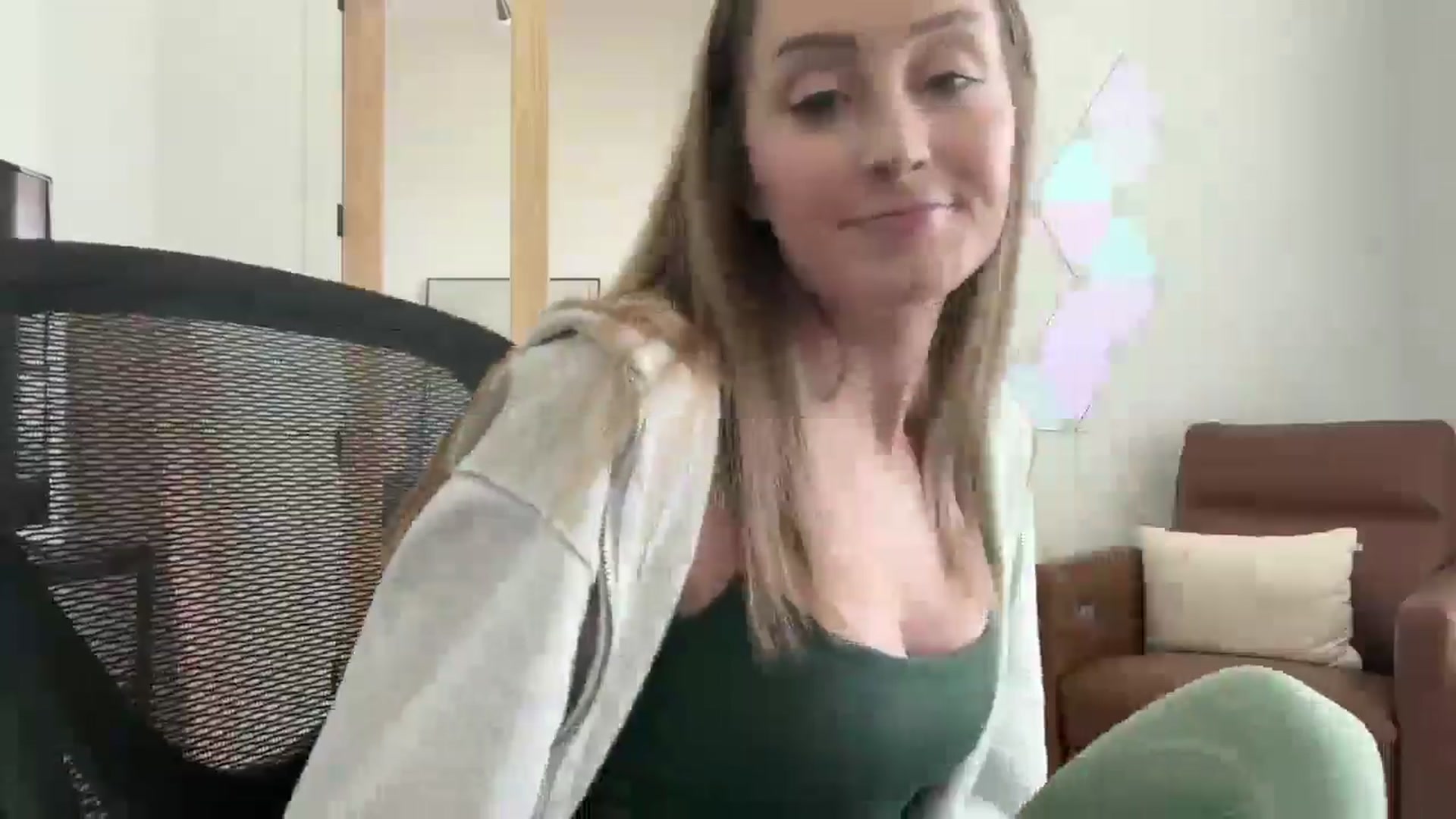 Gallery image thumbnail from Mia_xx's myfreecams stream on, 05/03/2024, 18:20 image 15 of 20