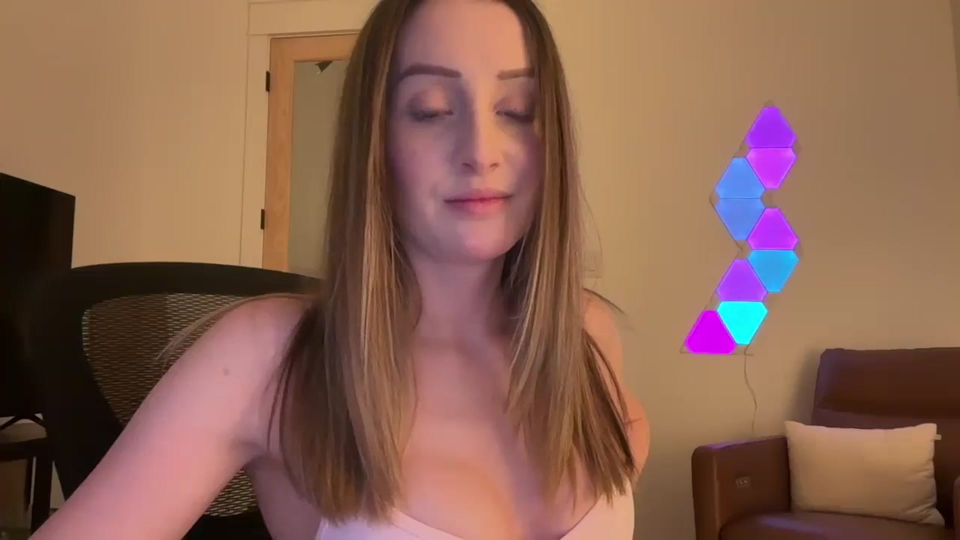 Gallery image thumbnail from Mia_xx's myfreecams stream on, 05/04/2024, 02:31 image 3 of 20