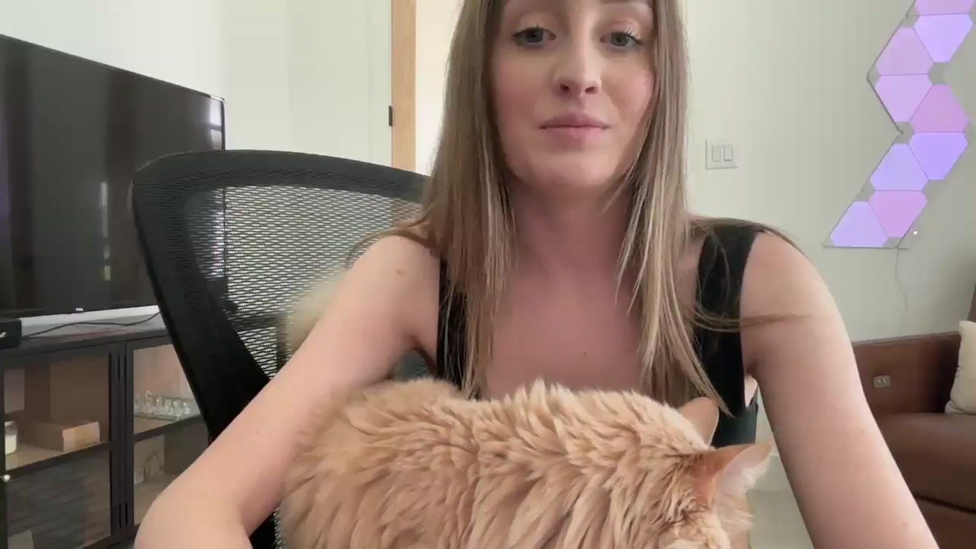 Gallery image thumbnail from Mia_xx's myfreecams stream on, 05/17/2024, 22:10 image 2 of 20